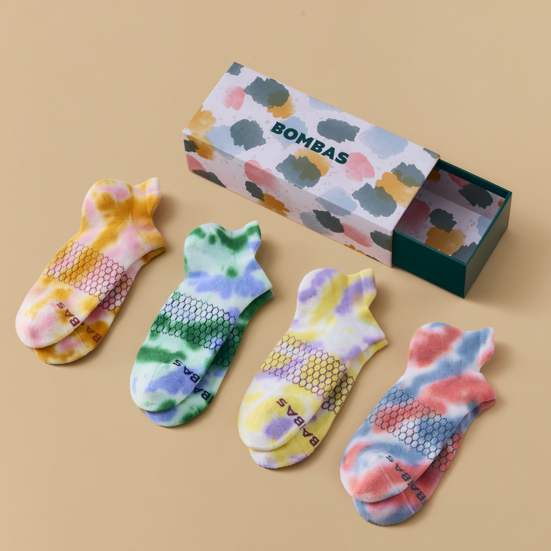 PNG_alt-023 - SP25_OFF_MODEL_VDAY_Unisex_Ankle_Celebration GB_0760.png