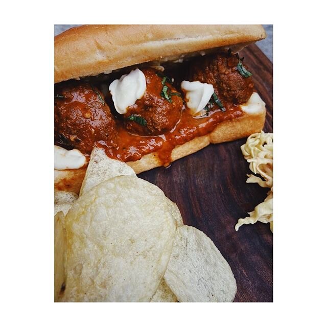 Italian Meatball Sub with Marinara Sauce and Mozarella ⬅️ Nashville Hot Chicken with Texas Toast and Pickles ⬅️ All American Hamburger (Beef) with Caramelised Onions ⬅️ Pulled Pork Burger with Mustard Apples
.
.
.
In addition to this we have our Hone