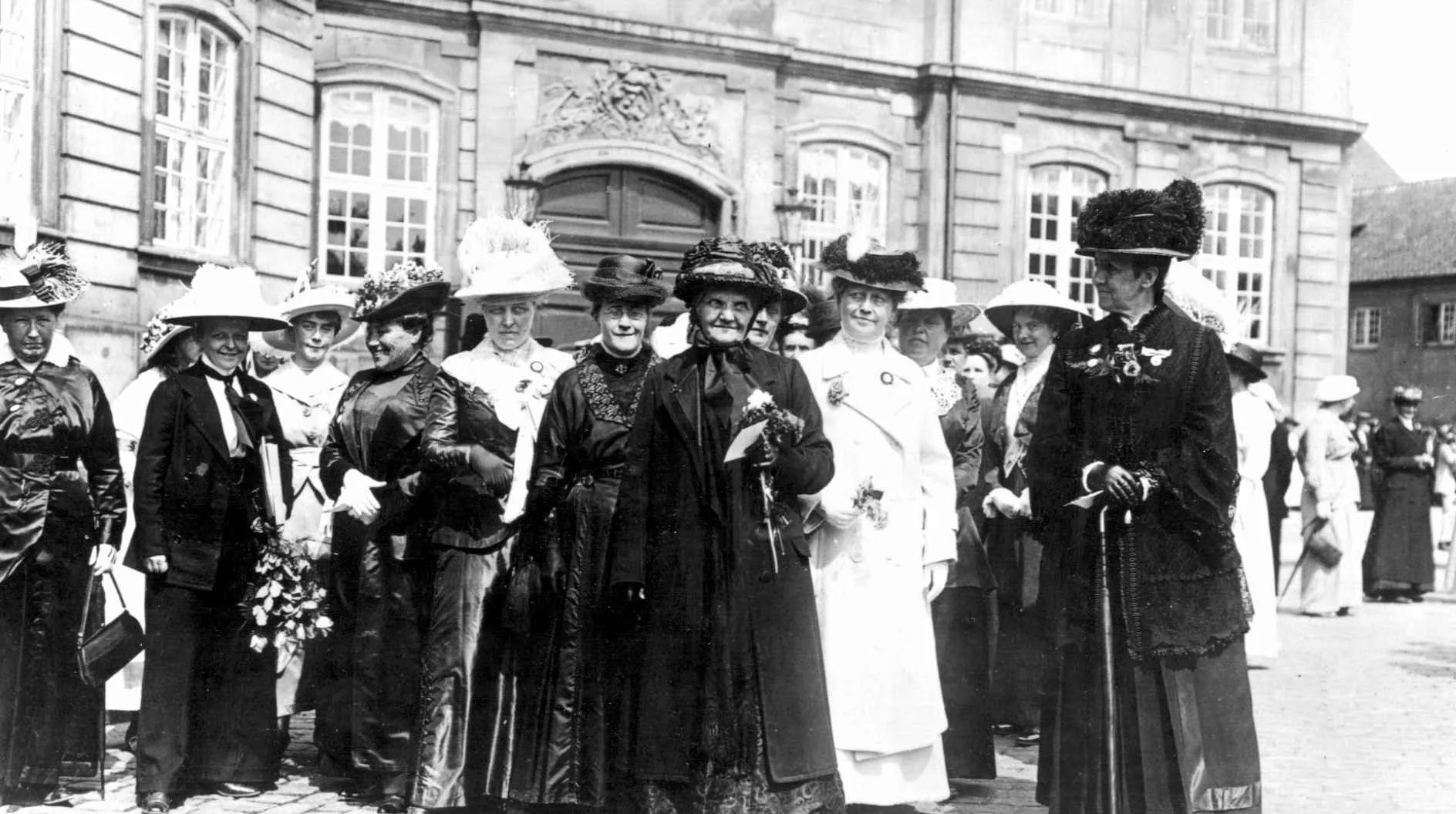 Dansk kvindesamfunds ledelse anno 1915, der mødte op d. 5. juni på Amalienborg for at takke for danske kvinders stemmeret.