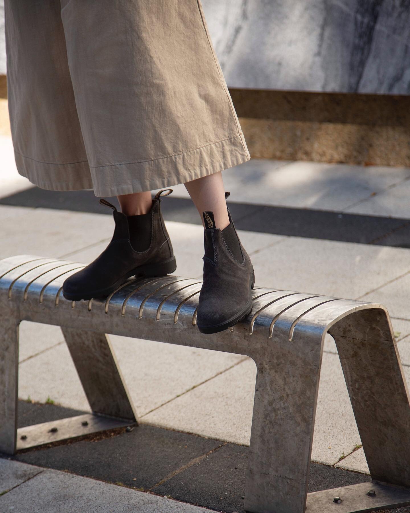 AUTUMN ESSENTIALS / Workwear-inspired pieces are an essential part of our curated collections. Designed to work for you, and crafted to be worn and loved season after season. Wearing a coat by @zucca_official, cashmere top by @sofiedhoore, skirt by @