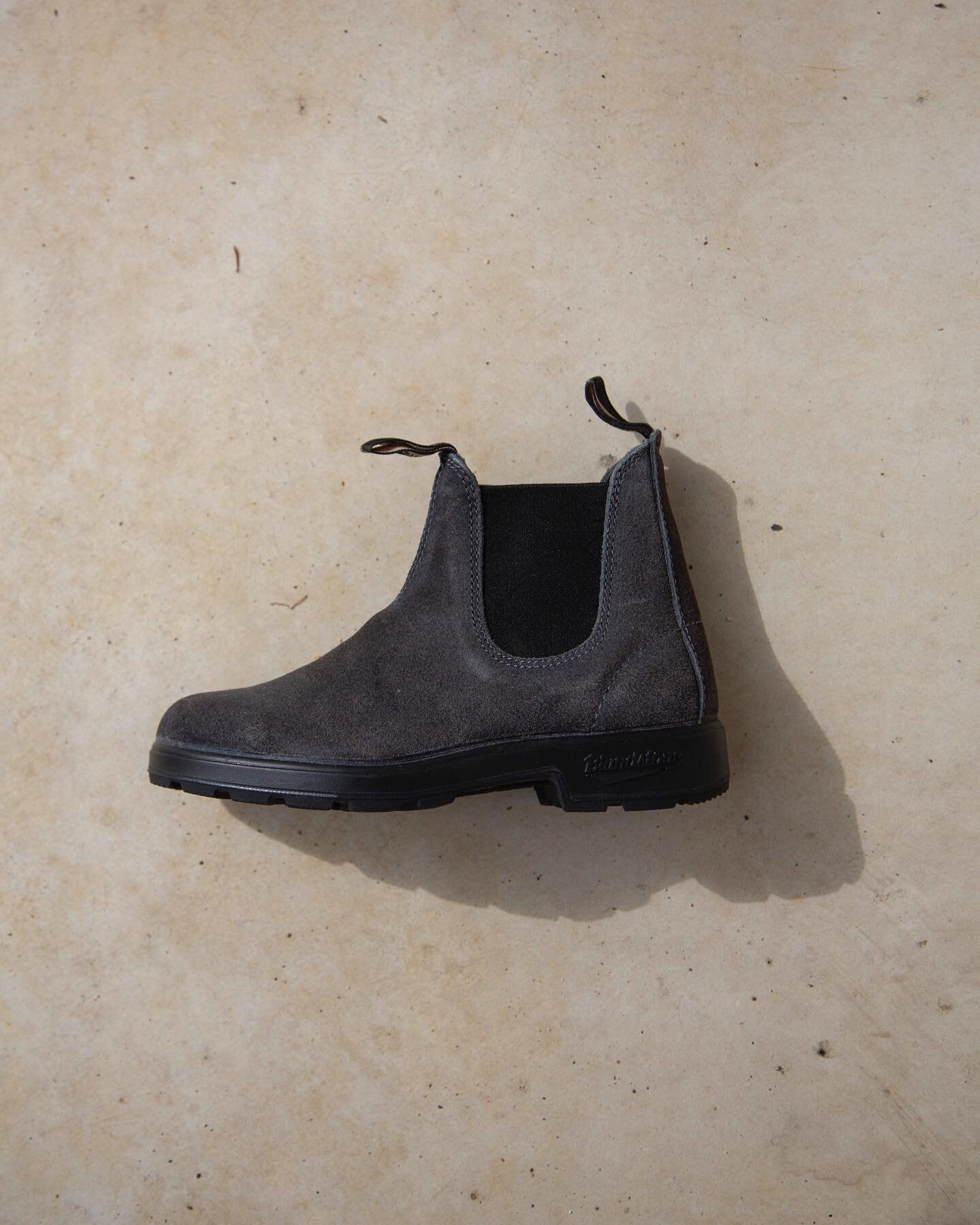 BLUNDSTONE / New shades of this fall favourite have arrived! @blundstone is known for their no-nonsense footwear. Their Original chelsea boot style is rugged yet timeless, perfect for work and play. Available @jonesarnhem in Dark Olive suede, Blueber