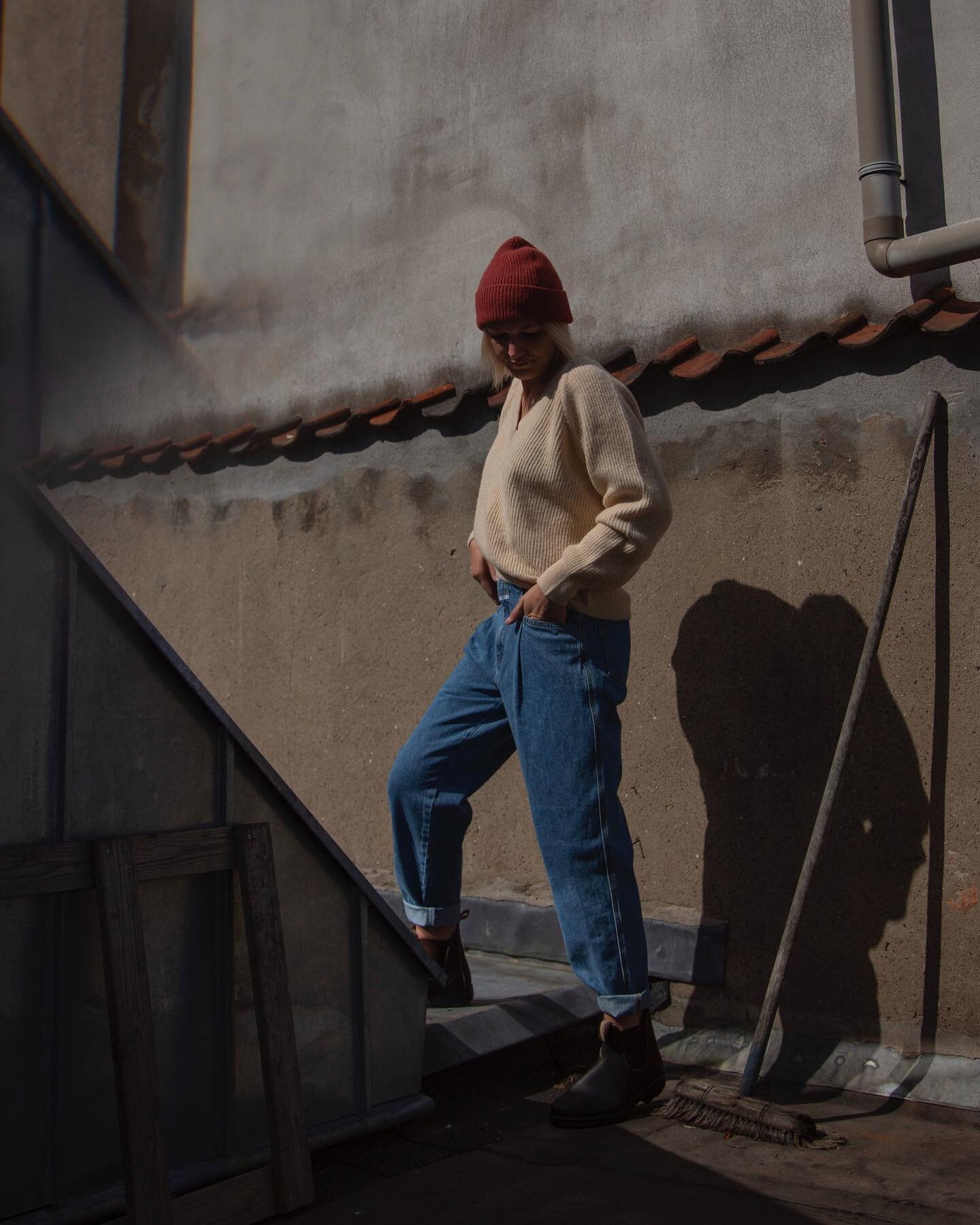 ROOFTOP WANDERING / Combining two signature wardrobe staples from @closedofficial&rsquo; fall/winter collection; the fisherman&rsquo;s rib sweater and Pearl jeans. Worn here with boots by @blundstonenl and beanie by @lebonnetamsterdam. #jonesarnhem #