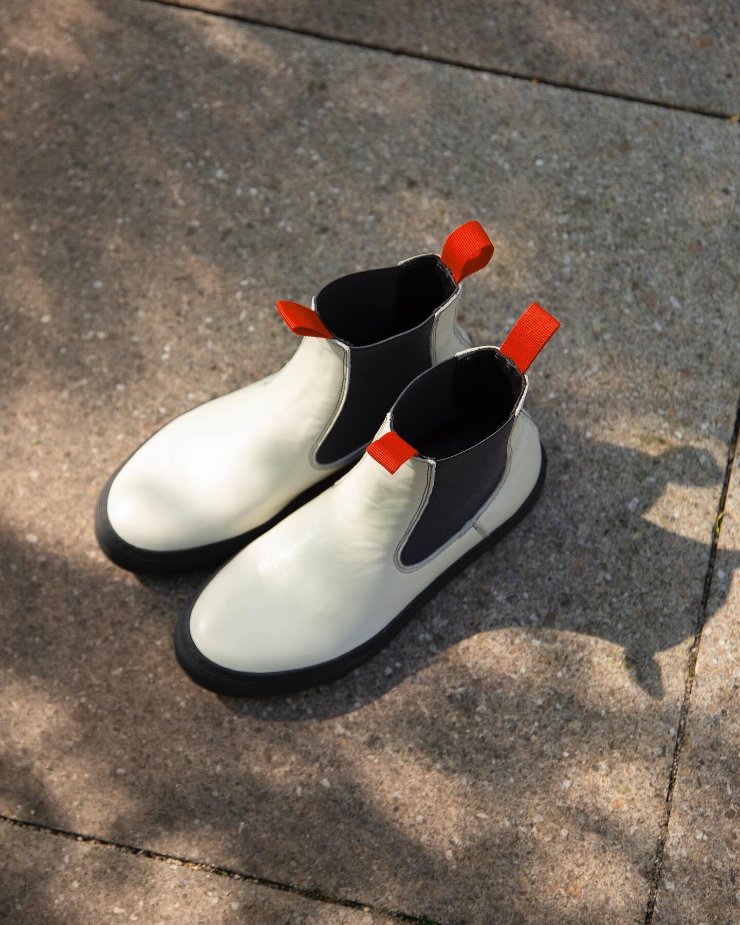 FARO / One of the most anticipated pieces for fall is this pair of @sofiedhoore&rsquo;s Faro boots. Crafted from a soft, pale leather, and finished with bright red tabs. It&rsquo;s a modern yet timeless take on a chelsea boot style. 
#jonesarnhem #jo