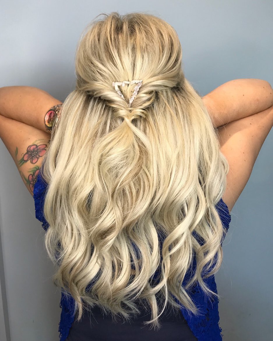 Did you know you can wear hair extensions up! 🙌🏼
Wedding season is coming and I love to style for your special events &hearts;️ I also travel if on location styling is needed!

Message to book your consultation @ 480-217-8408

#weddinghair #hairlin