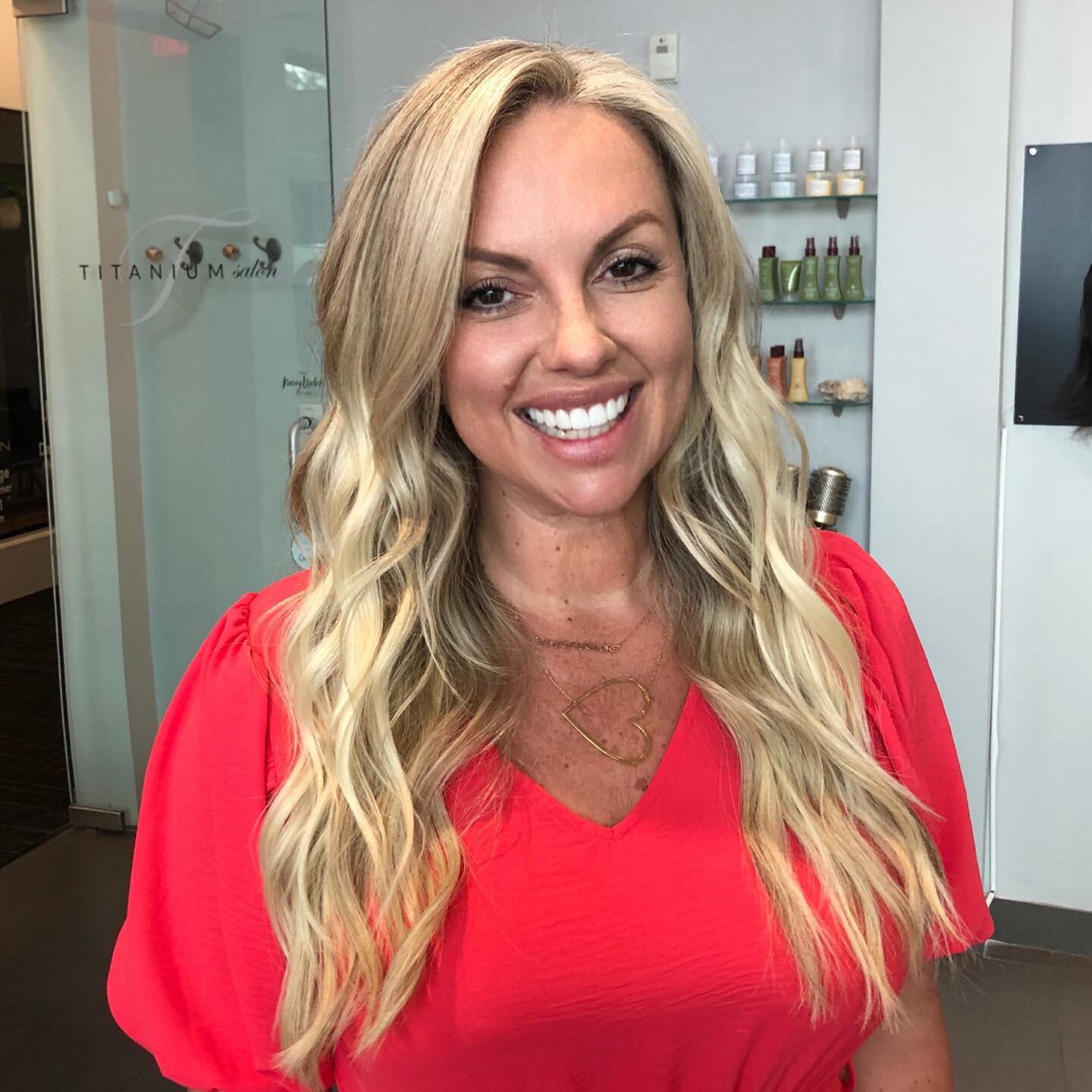 This smile says it all🌟
She is beaming from ear to ear! That&rsquo;s how great hair can make you feel. UNSTOPPABLE! This wonderful woman and mamma is a badass and I was so thrilled to elevate her hair game! 
I did new fresh highlights and evened out