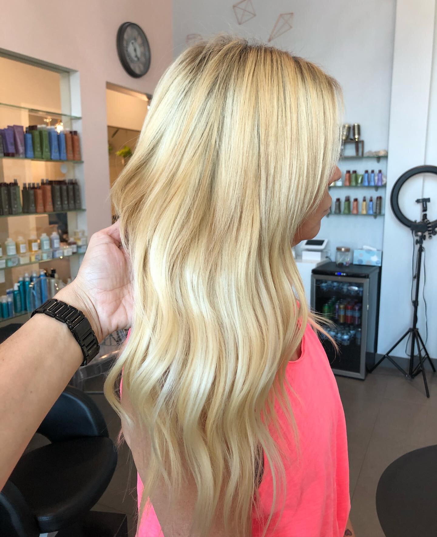 Who can guess what&rsquo;s going on here?! 
Beautiful golden blonde✅ 
Added fullness ✅ 
Added length ✅ 
All because of a luxury #hairextension method called @hairlingerie 
Swipe to see that perfect blend!  Call/text to book your consult 480-217-8408