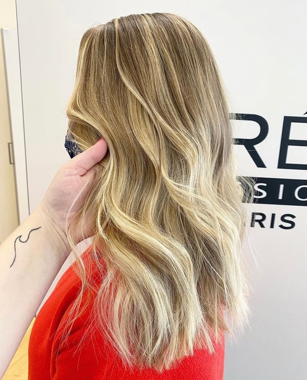 We love the sunny winter days and gorgeous Balayage!! ☀️ 
Hair by Meghan ( @aniuhairexperience )
#balayage #balayagehair #haircolor #aniusalon #madisonwisconsin #wisconsinsalon #madisonsalon #blondehair #blondebalayage #balyagehighlights #platinumblo