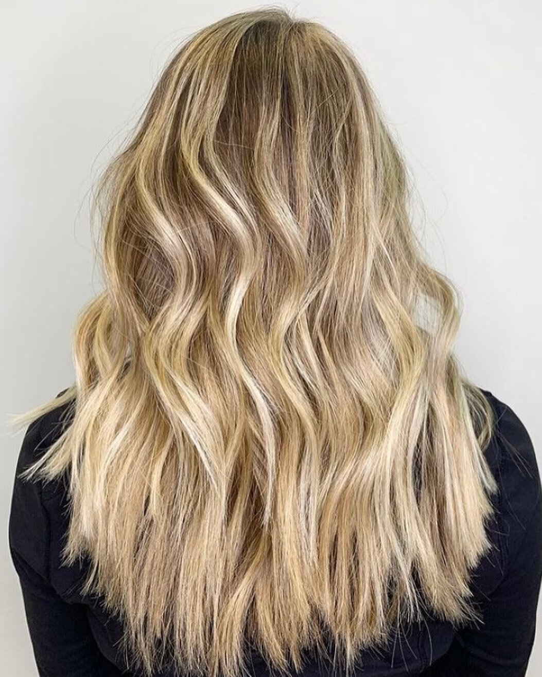 Gorgeous and dimensional!
Hair by DeeDee ( @theblondebuzzz )
#balayage #balayagehair #haircolor #aniusalon #madisonwisconsin #wisconsinsalon #madisonsalon #blondehair #blondebalayage #balyagehighlights #platinumblonde #coolhair balayage #winter #wint