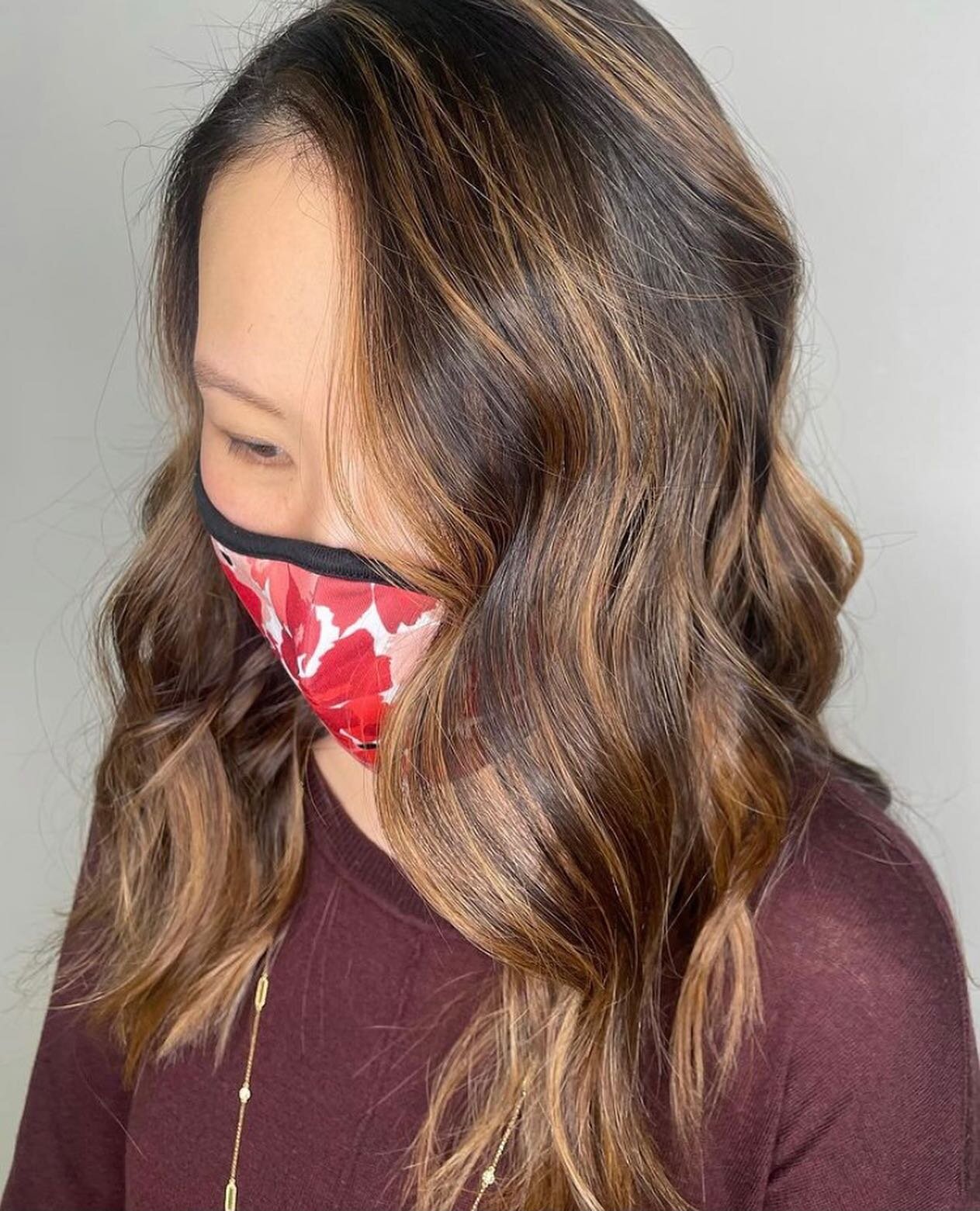 We love this gorgeous caramel brunette balayage!
Hair by Riley ( @hairbyrileyyy )
#brunettehaircolor #brunettehair #brunette #brunettebalayage #brunettesofinstagram #brunettebeauty #brunettegirl #haircolor #balayage #dimensionalbrunette #hair #brunet