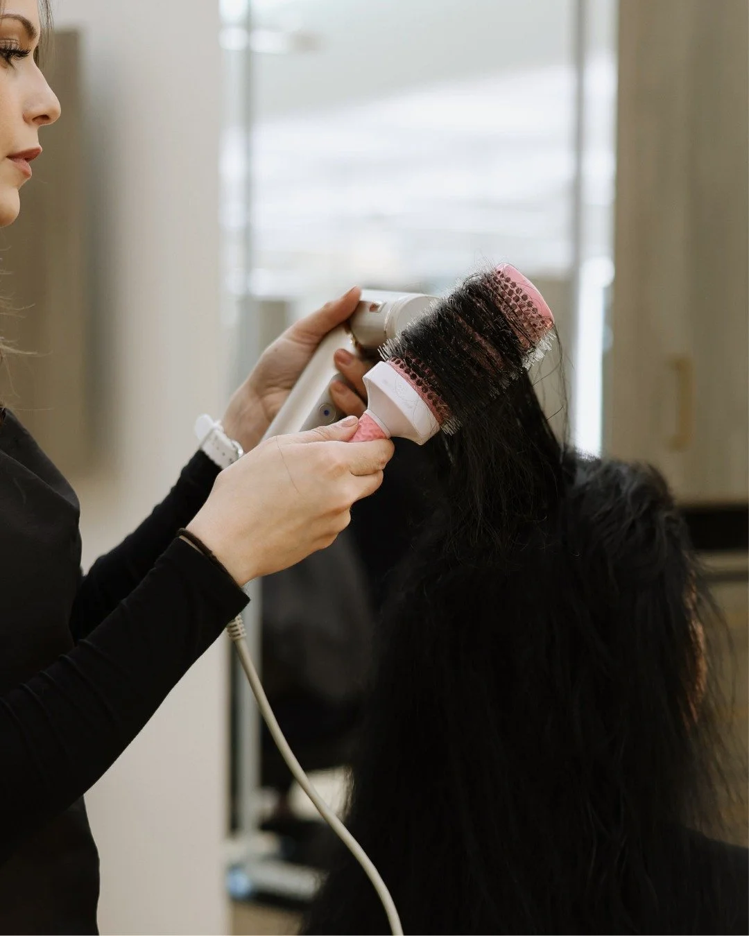 Blowout in progress 🖤
ㅤ
Volume, shine, and a little extra attention
ㅤ
#aniusalon #madisonwi #madisonsalon #kerastase #madisonhair
