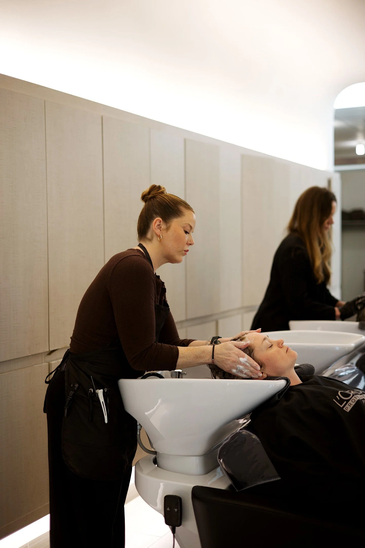 Nothing better than fresh hair, a relaxing shampoo bowl moment, and leaving feeling like the best version of yourself.
ㅤ
#aniusalon #madisonwi #luxurysalon #salonexperience #behindthechair