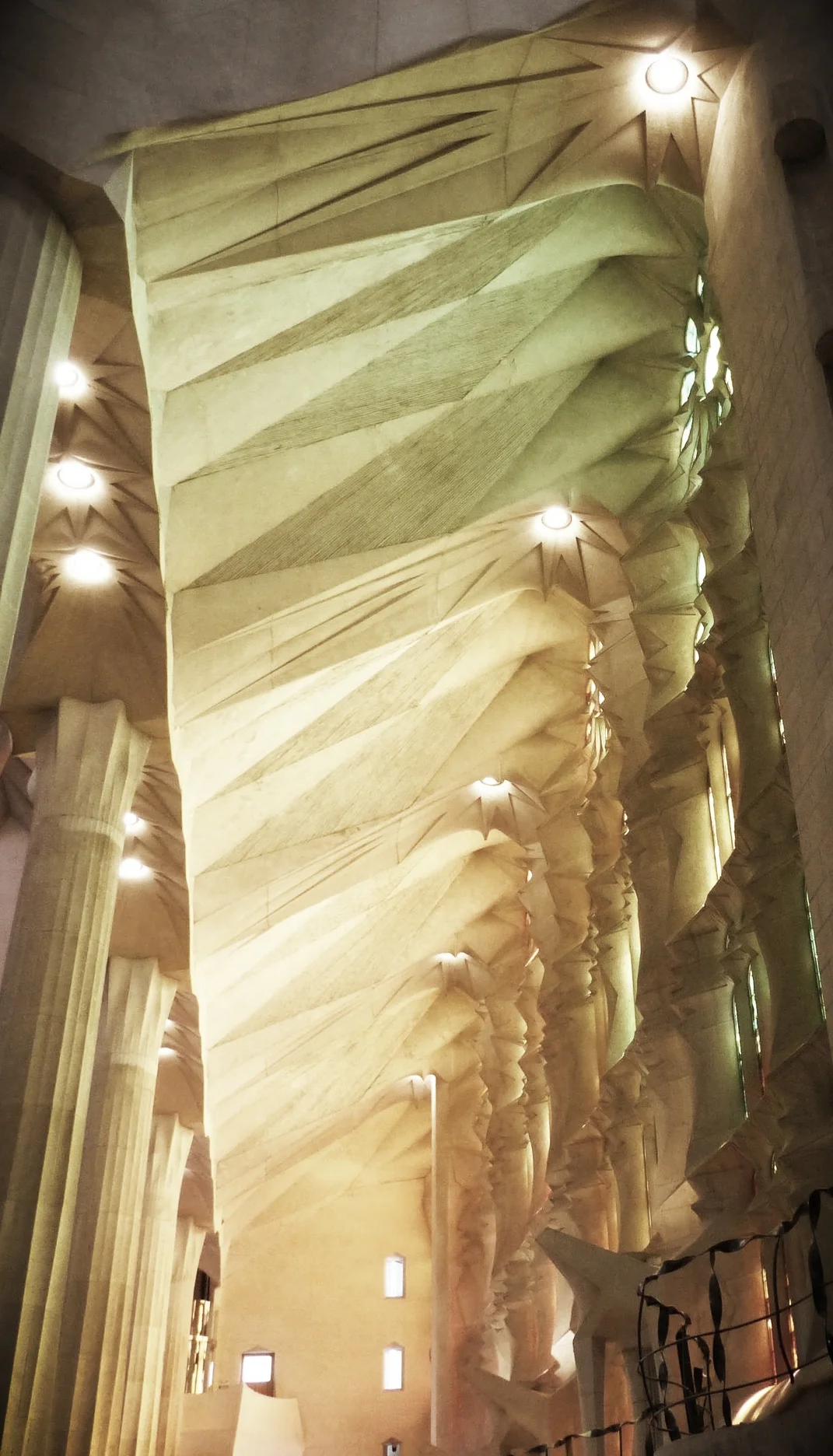 sagrada familia cathedral - antoni gaudi