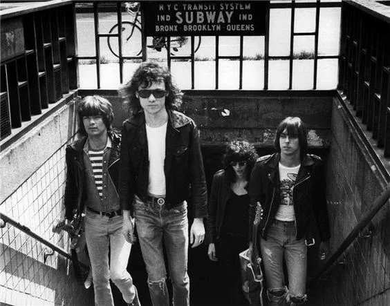 07-18-1975+Bob+Gruen+Sbuway+2.jpg