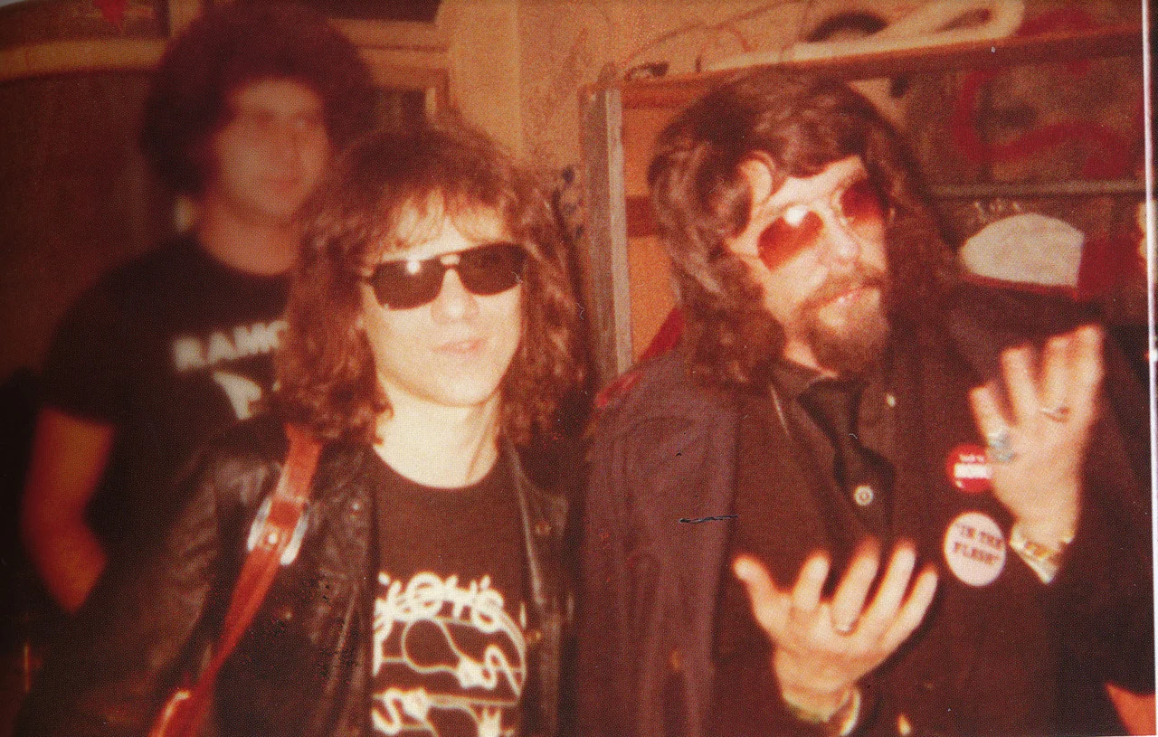 ob_7b416a_tommy-ramone-1977-the-ramones-phil-spe.jpg