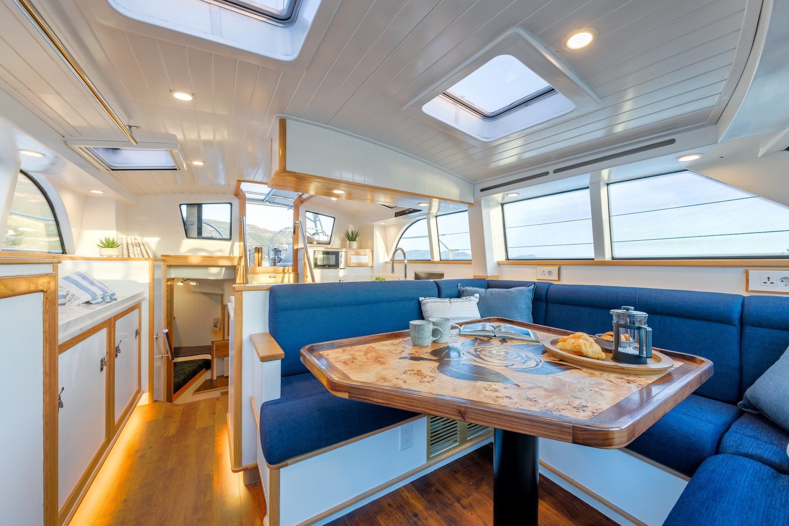 Saloon looking aft.jpg