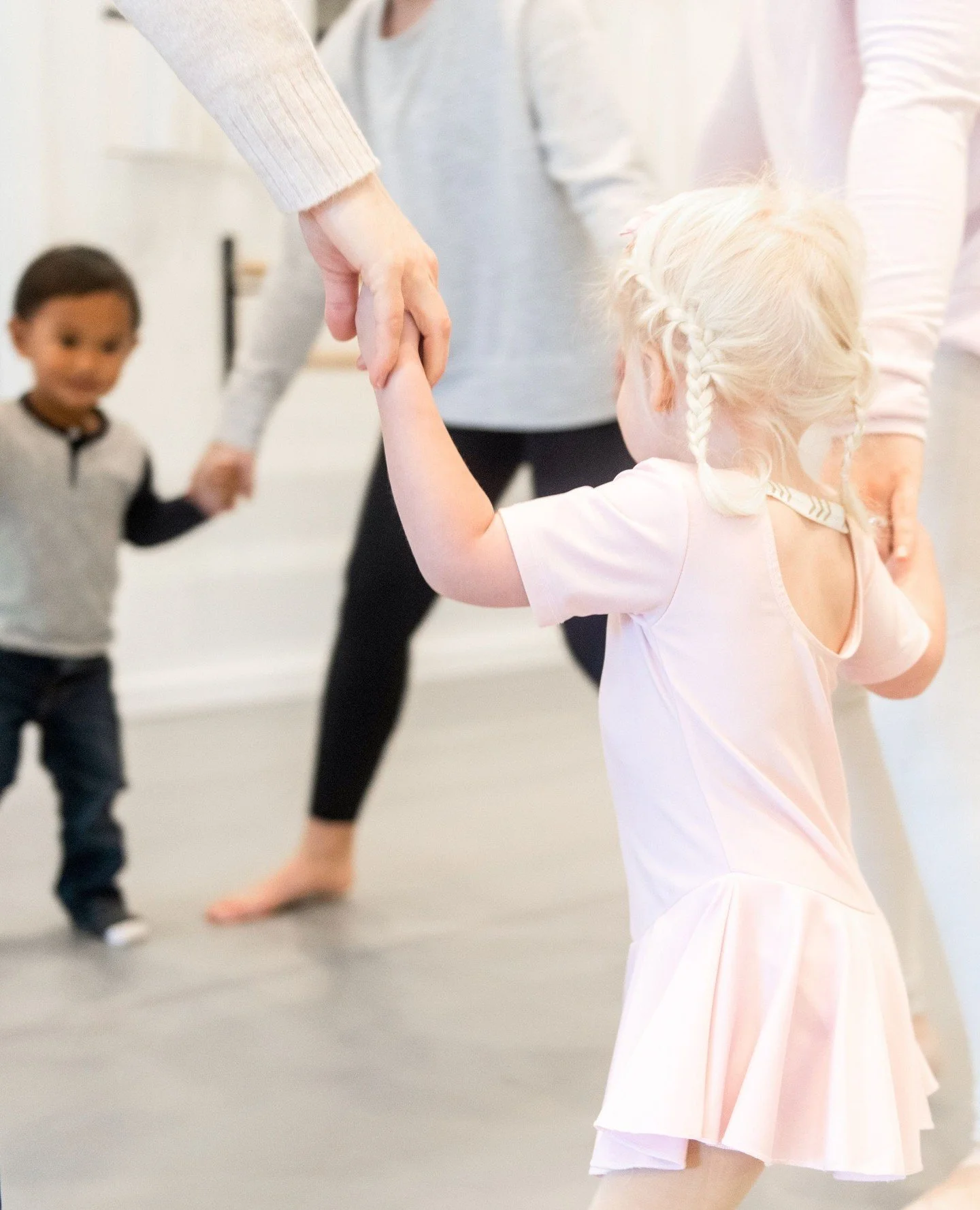 If you&rsquo;re looking to invite a little movement into these winter break days with kiddos, think less structure and more wonder. ✨ Let it be simple and allow yourself to join in for a sweet moment of connection. Here are some fun ideas to get movi