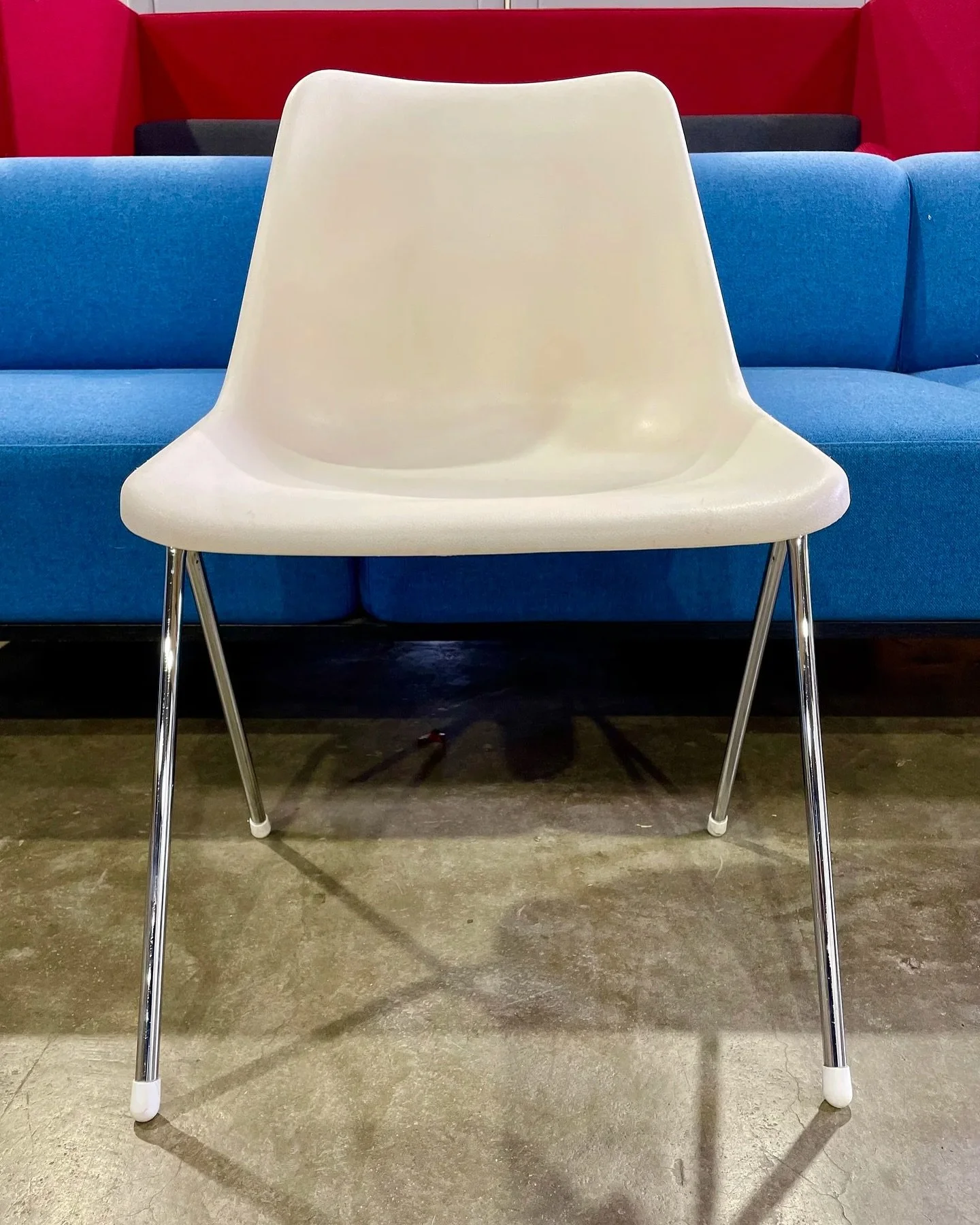 This timeless piece, designed by the legendary British designer Robin Day in 1963, is a true testament to mid-century modern design. Perfectly balancing style, comfort, and functionality, the Poly Side Chair remains as relevant and sought after today