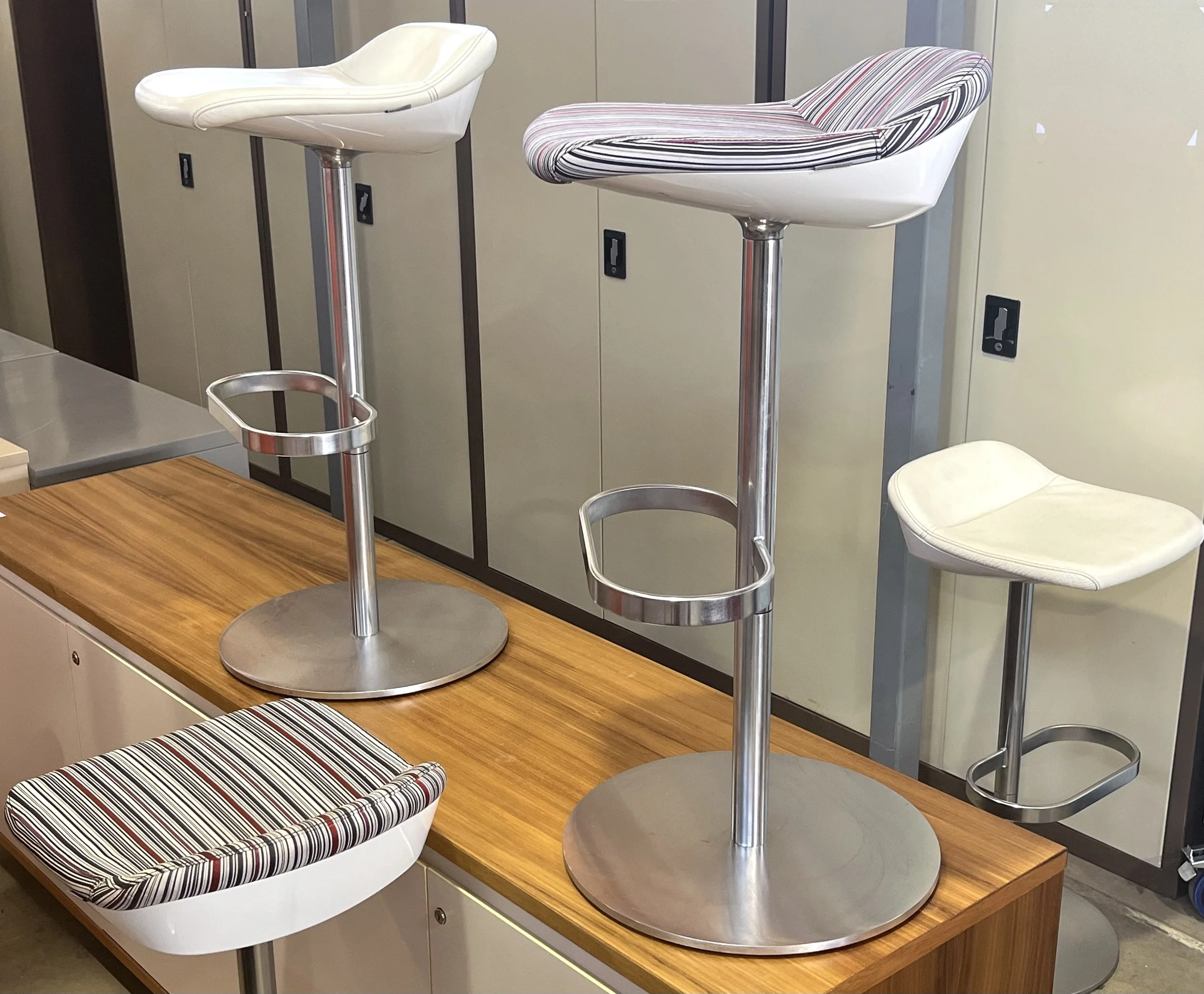 Walter Knoll Turtle Stool