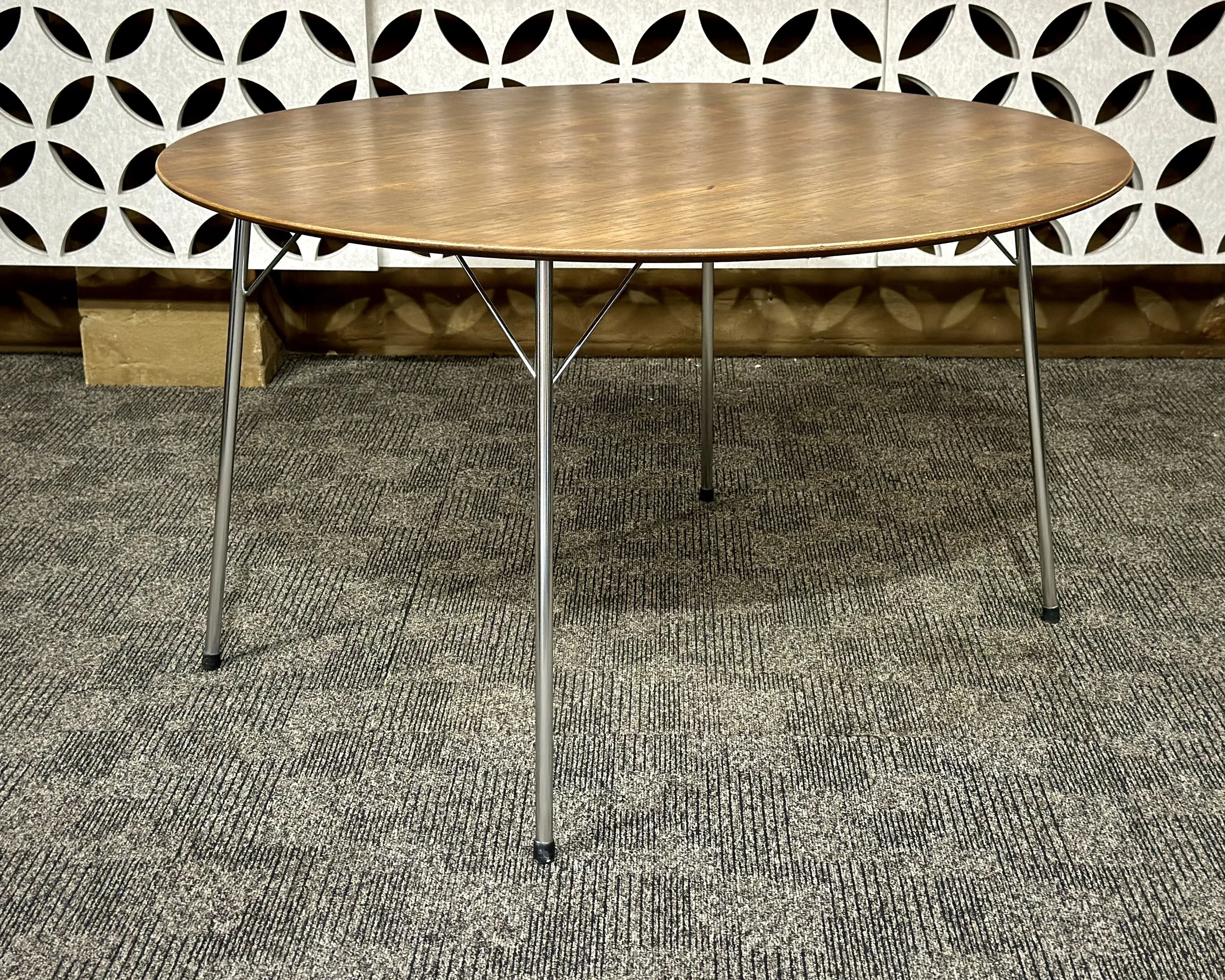 Fritz Hansen Model 3600 Dining Table – Arne Jacobsen