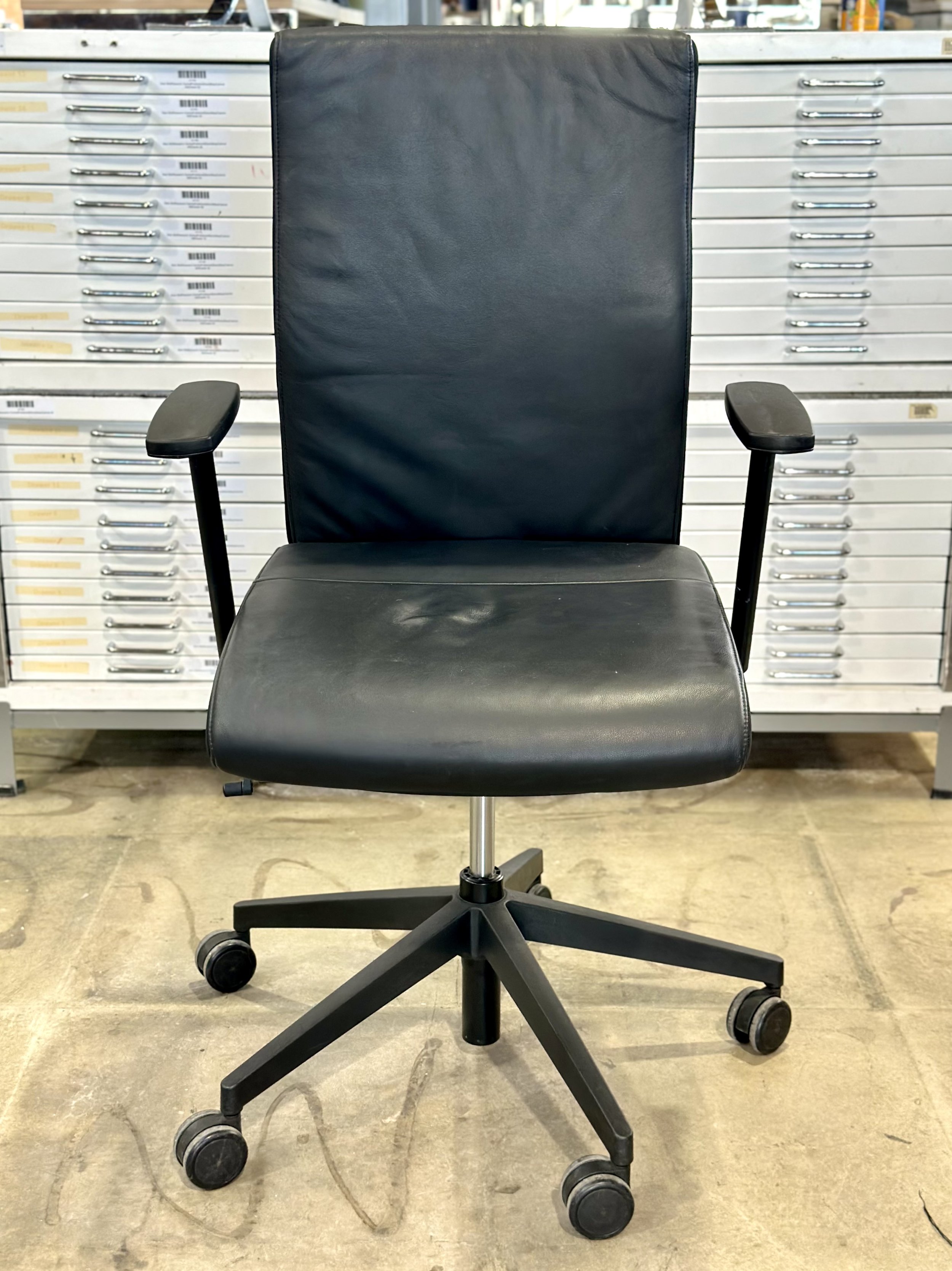 Züco Cubo Ergonomic Office Chair – Black Leather