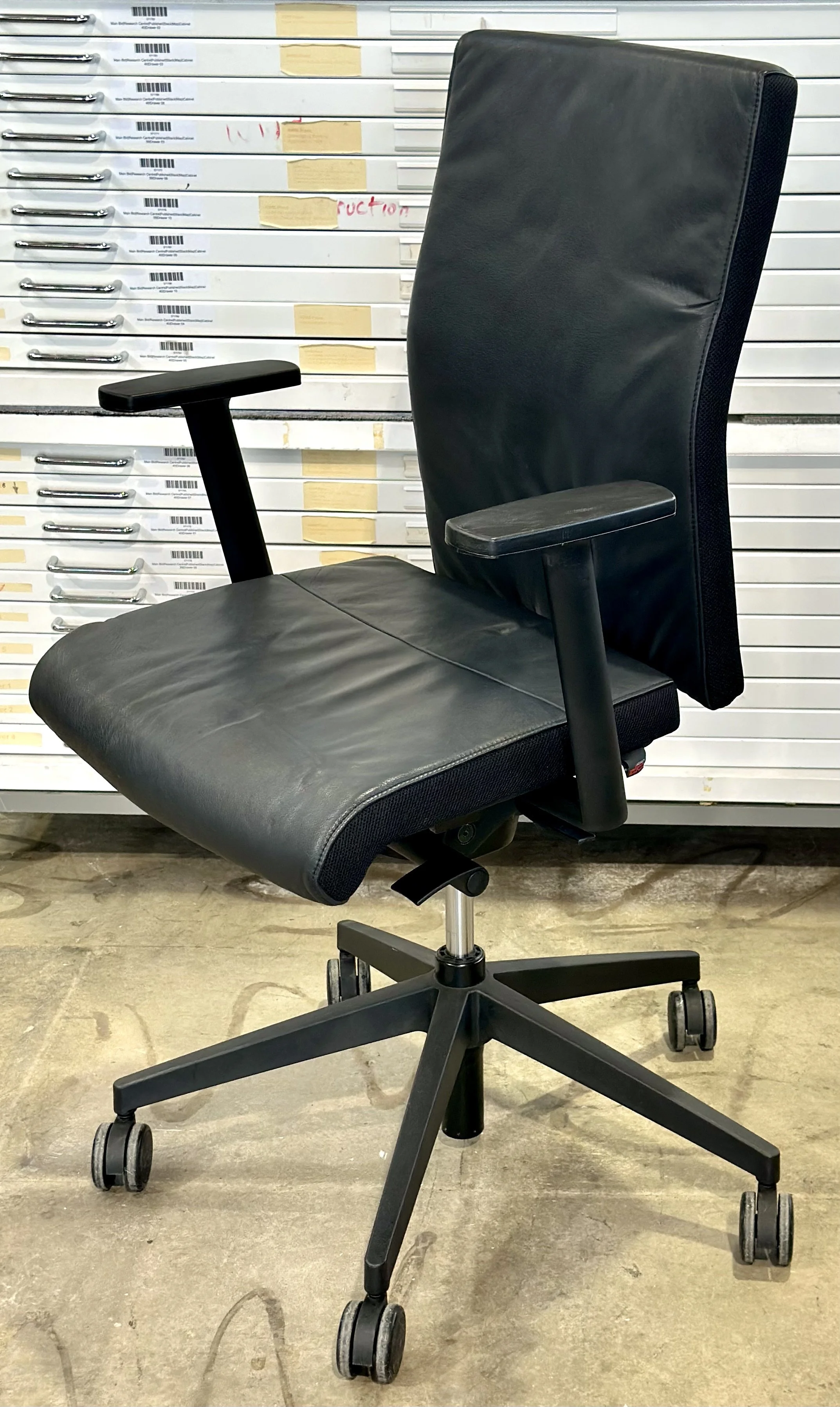 Züco Cubo Ergonomic Office Chair – Black Leather