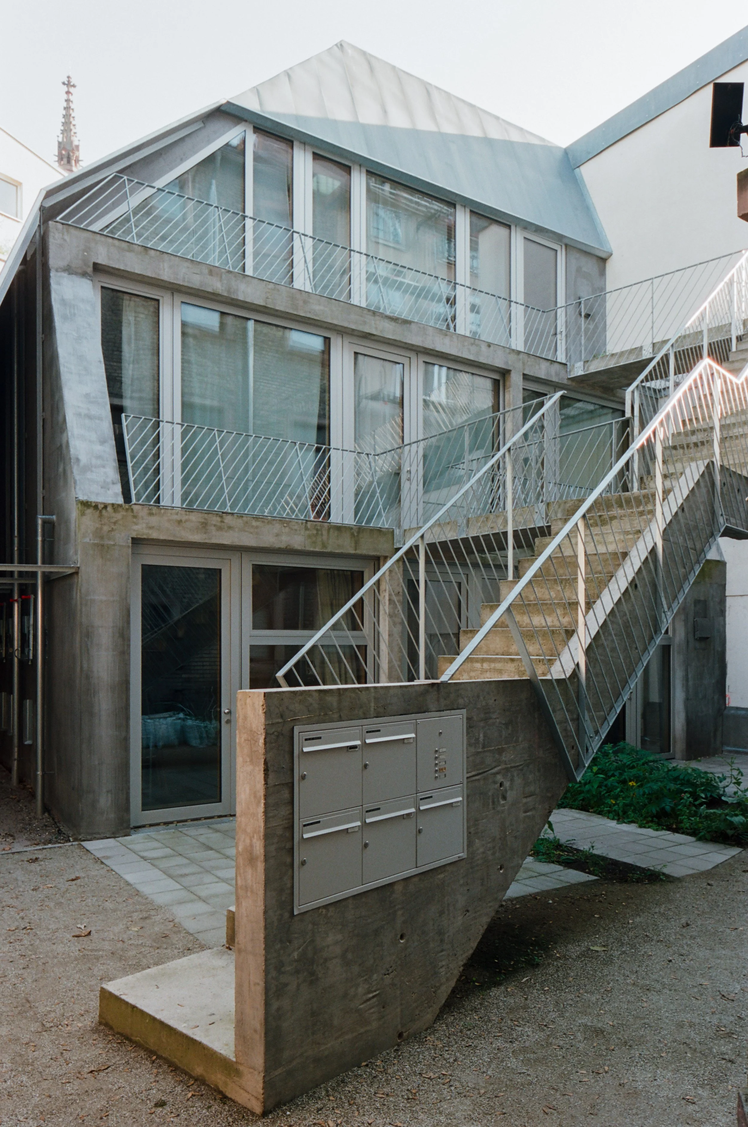 HRMT_Hinterhaus_Berlin_JPG_LOWRES_0001.jpg