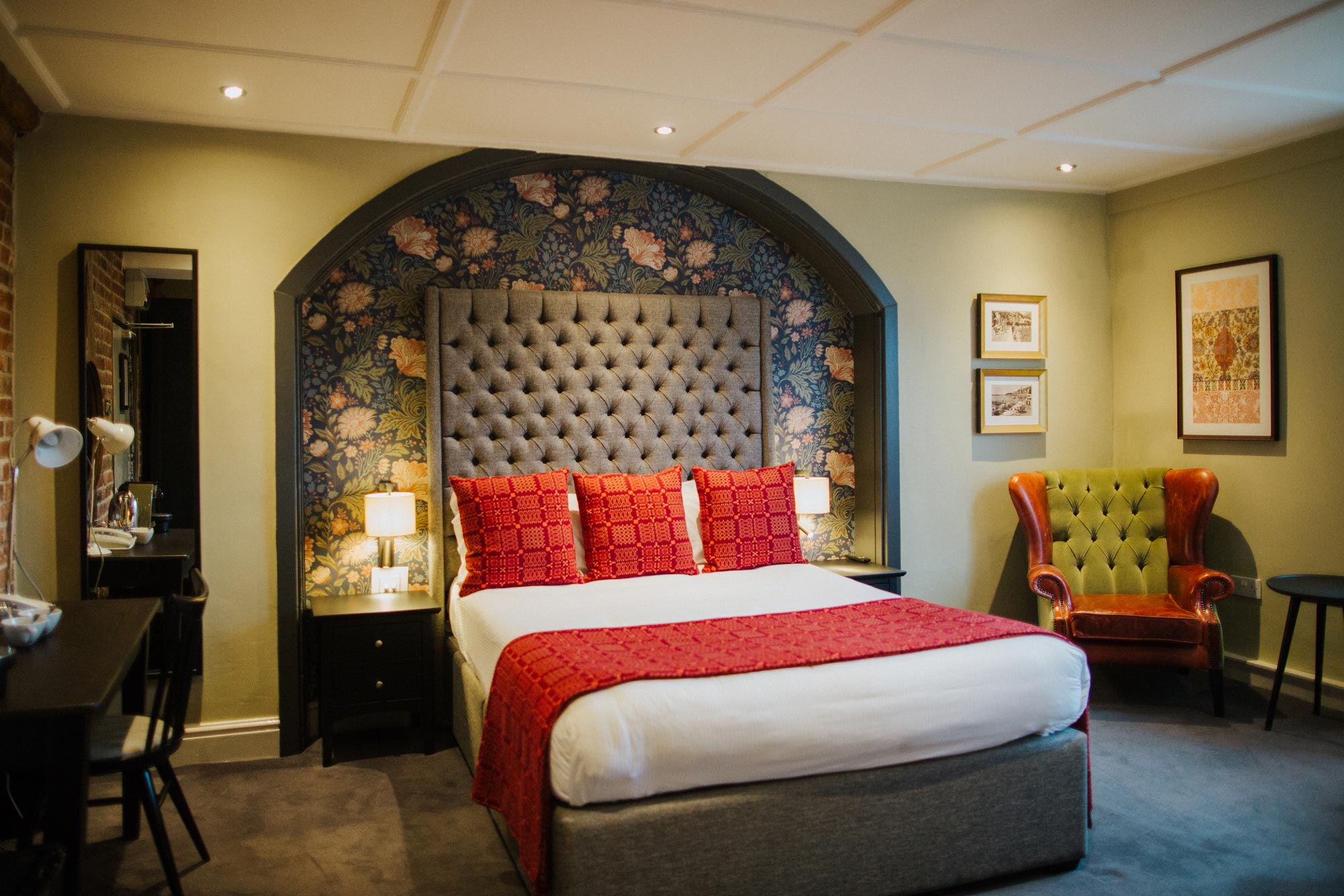 Hotel bedroom at The Globe in Warwick.jpg