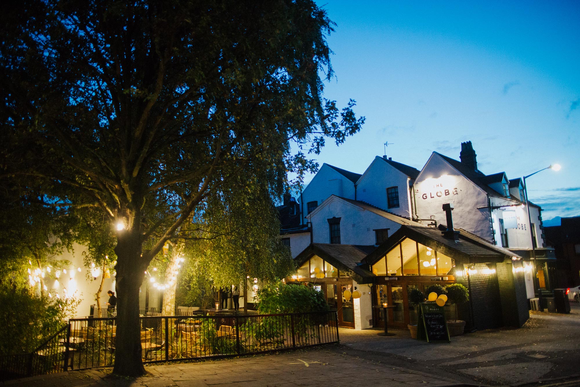 The Globe pub, restaurant and hotel in Warwick at dusk.jpg