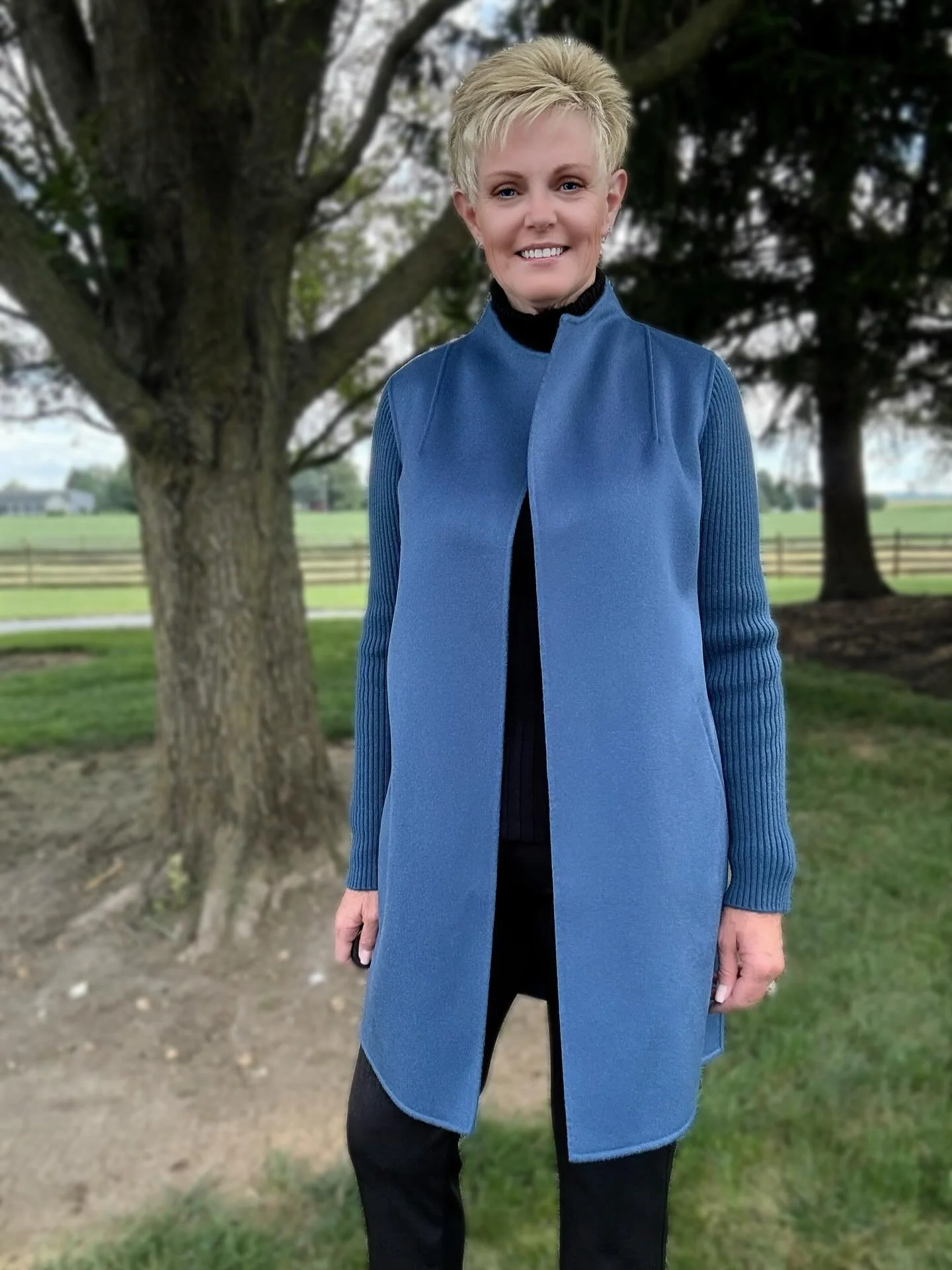 🍁And just like that, it feels like fall! This sapphire blue, cashmere jacket w/knit sleeves is a timeless piece that will be your &lsquo;go to&rsquo; for years to come.🍁 
.
.
#shopsimplyjhershey #kinrosscashmere #hersheypa #lancasterpa #camphillpa