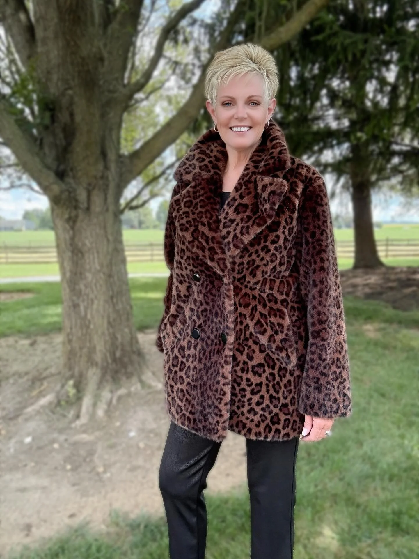 Who doesn&rsquo;t love a great animal print coat!? Warm, cozy and so very cute! 
.
.
#shopsimplyjhershey