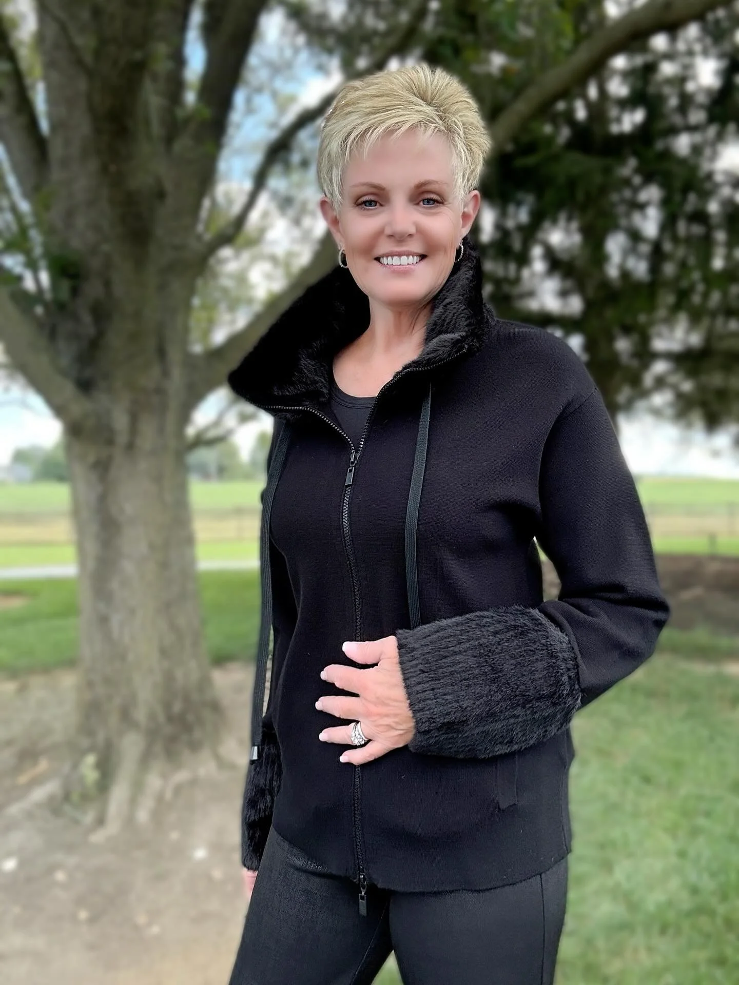 Sweater jacket with fur trim from Ribkoff! Warm and classy!
.
.
#shopsimplyjhershey #josephribkoff