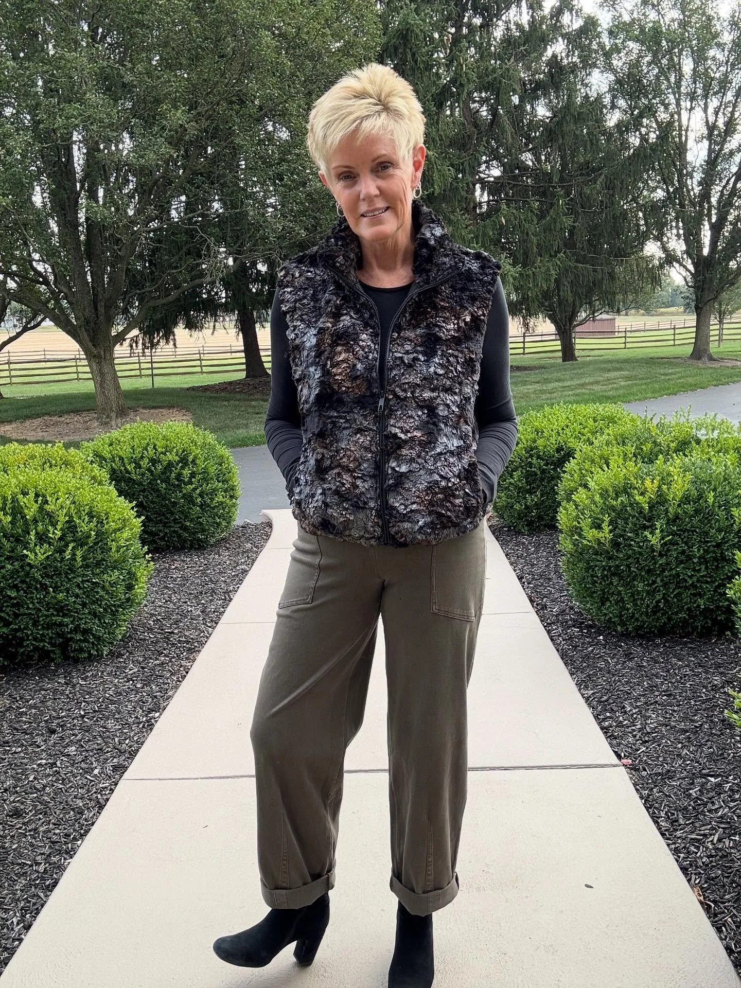 Vest season is here and is a must to complete your outfit! 
.
.
#shopsimplyjhershey #renuar_fashion #hersheypa #boutiqueshopping