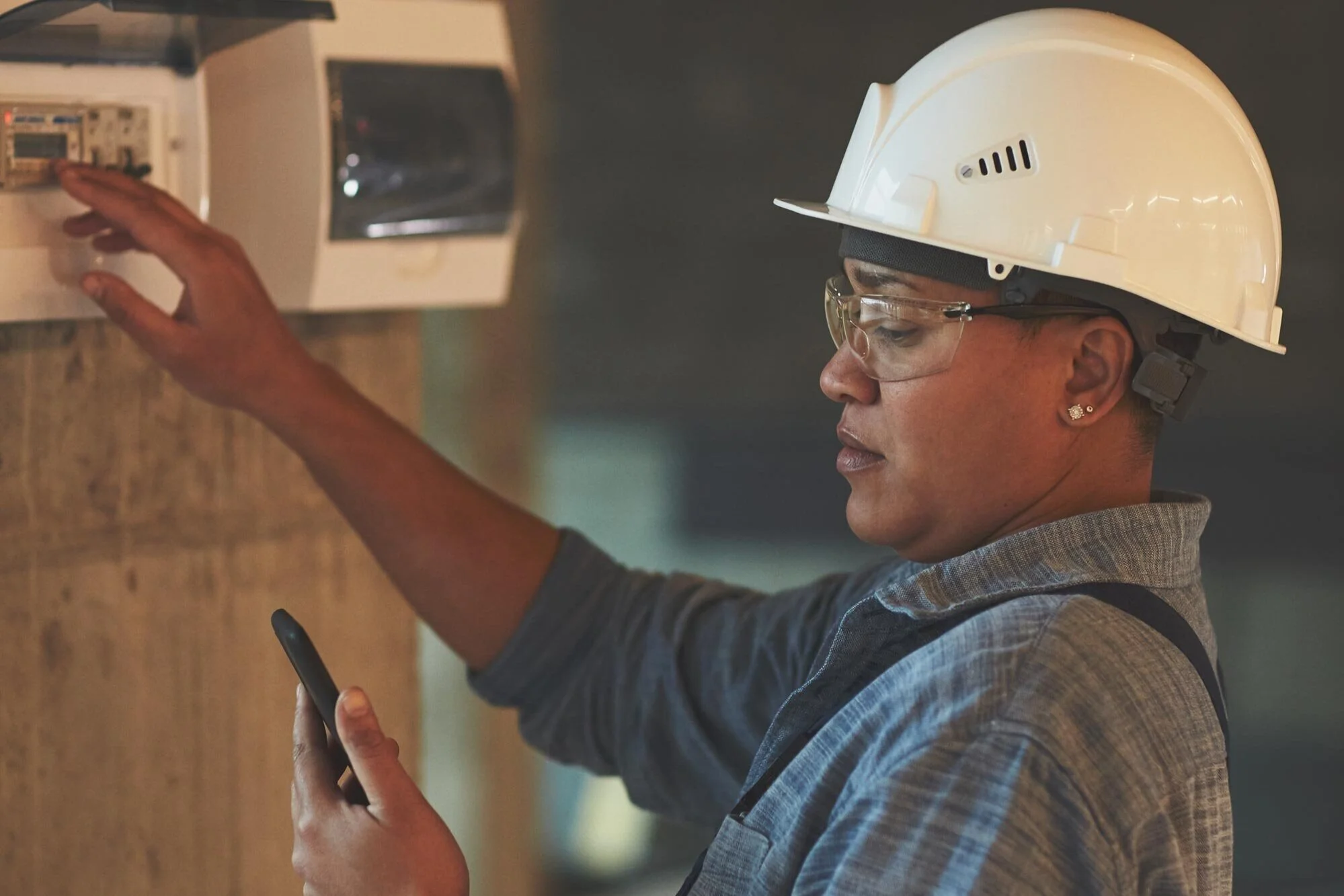 female-electrician-inspecting-switchboard-JLFE4AH.jpg