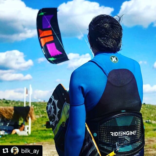 2019 #kiteboard season is officially on! 
#Repost @bilk_ay (@get_repost)
・・・
🤙🏻 #seasonopening @advancekiting #slingshot #rpm #alacati #kitesurfing #bubisurf 📸 @uglyandbad