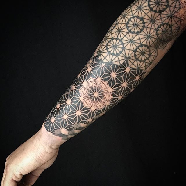 By @kelsey_moore_tattoo
・・・
asanoha addition to Cesar's arm, thanks for looking! #asanoha #ornamentaltattoo #awakentattoo #darkartists #chicagotattoo #chicagotattooartist #hempseed #hemp #geometrictattoo #sacredgeometry #sacredgeometrytattoo #blackwo