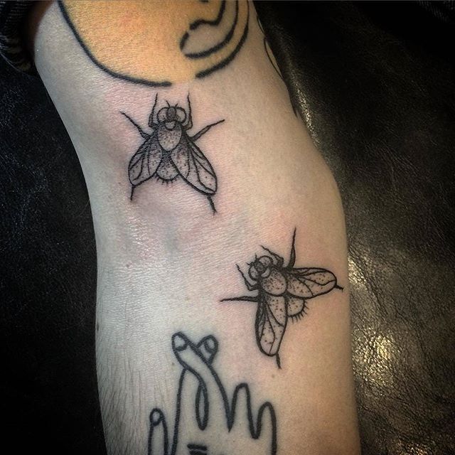 By @middle_earths_minion
・・・
Couple lil flies for my homie @samuel.cutz #tattoo #tattoos #chicago #chicagotattoos #chicagoartist #chicagotattooshops #awakentattoo #zen #spiritual #blackwork #blxckink #darkartists #humboldtpark #wickerpark #logansquar