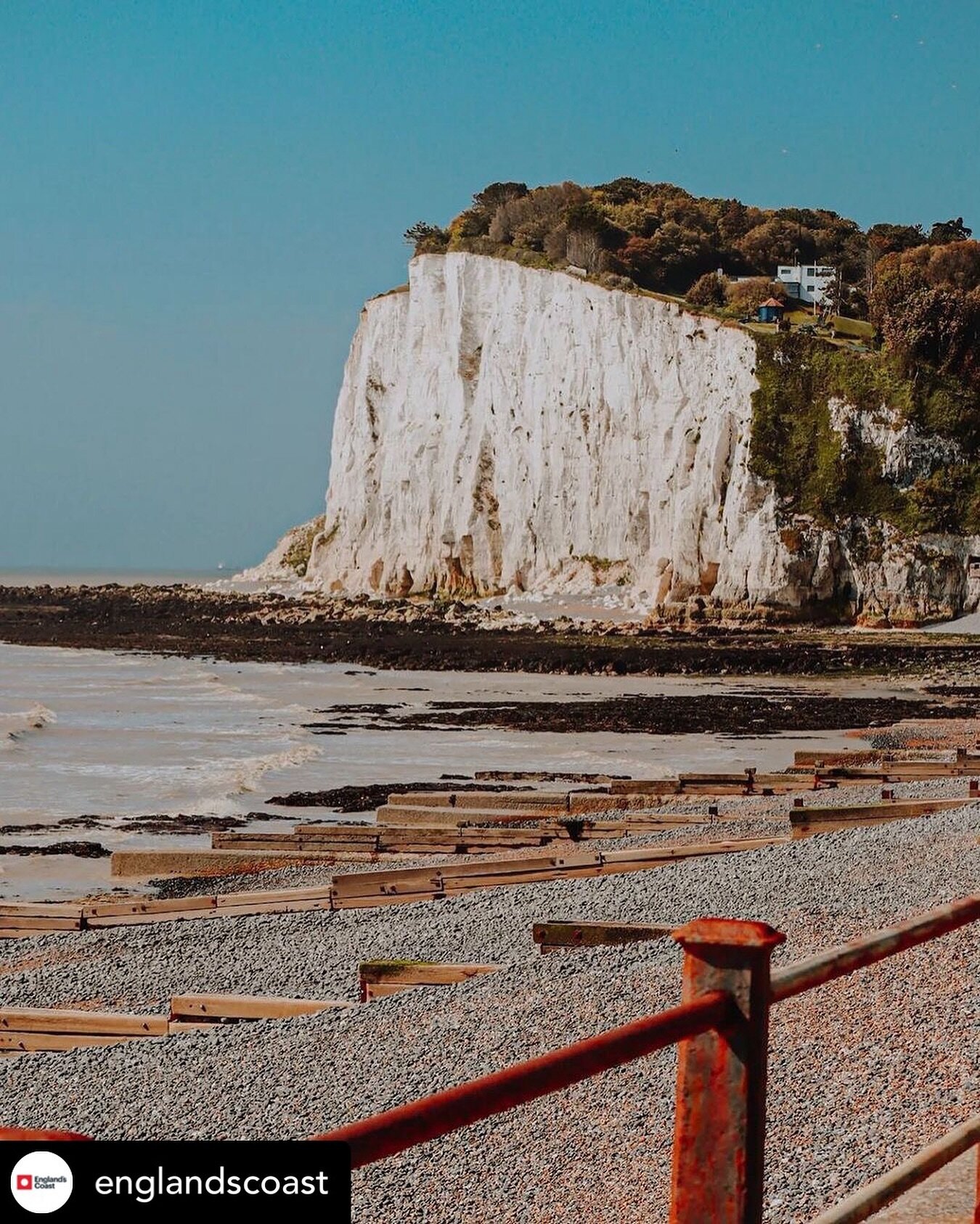 Posted @withregram &bull; @englandscoast 💙 St Margaret&rsquo;s Bay 💙

Have you explored White Cliffs Country? The coastline around Dover, Deal and Sandwich in Kent is full of lovely surprises 🙌

📸 Photo by @amyscphotos 

To be featured tag @engla