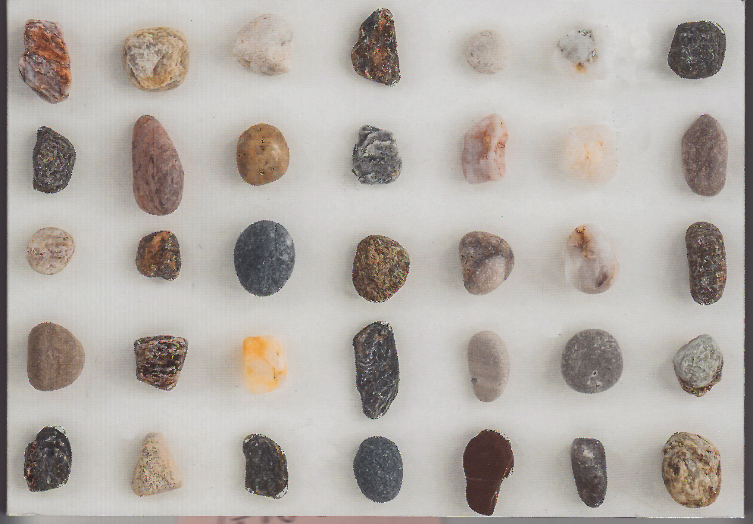 This installation of stones ‘lapis’ was exhibited in ‘sculptures trouvées’ a solo exhibition at Hans Barlach Haus in Hamburg, January – May 2016 and is now on display at GroundWork Gallery. herman collects and discovers as he walks in order to experience nature.