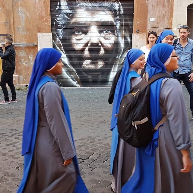 Nuns &amp; Streetart 
What's not to like?!
#Rome #trastevere 
Photo taken by @uffizi.graffiti