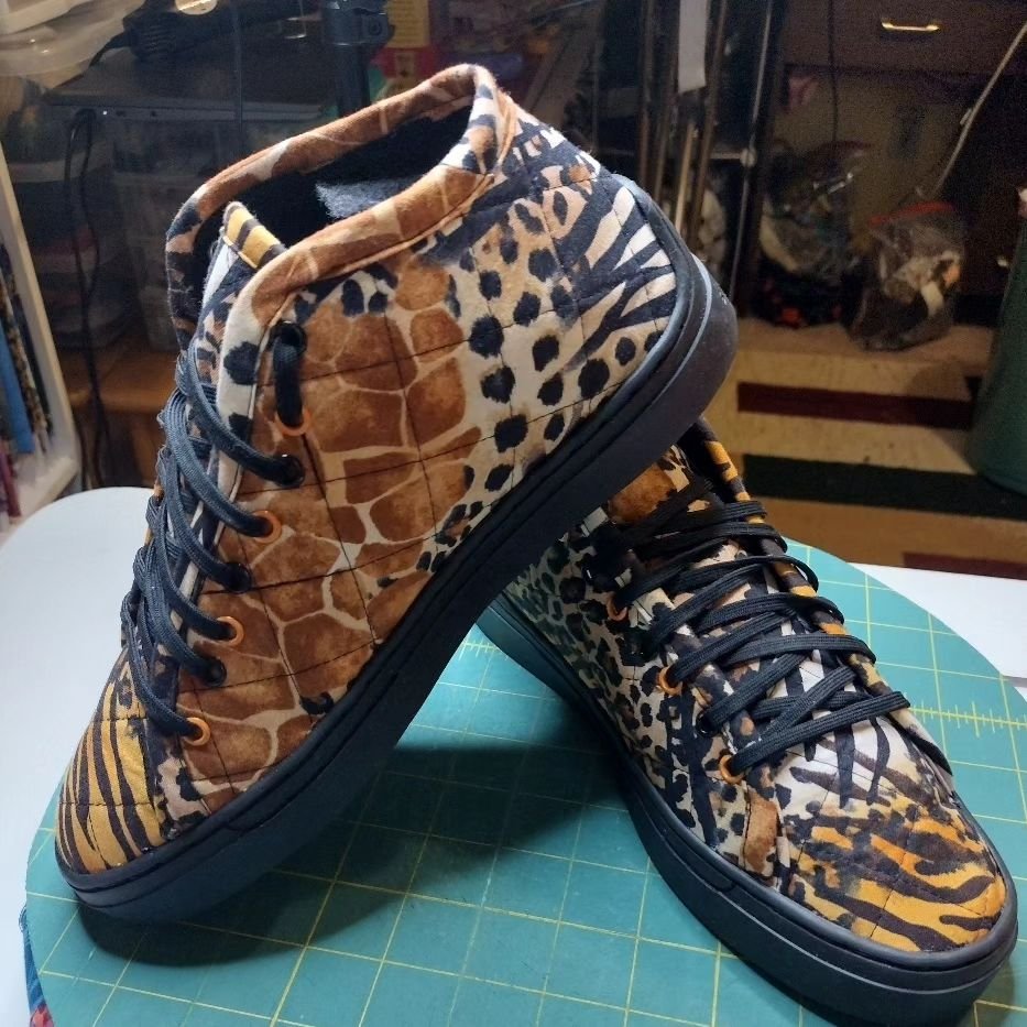 Our customers are so skilled and so talented! These animal-print Quilted Sneakers are just a-mazing! What fabrics will you choose for yours? Head to our website for kits, books, just soles, and class info!

#sew #quilt #sewsewsew #quiltedsneakers #qu