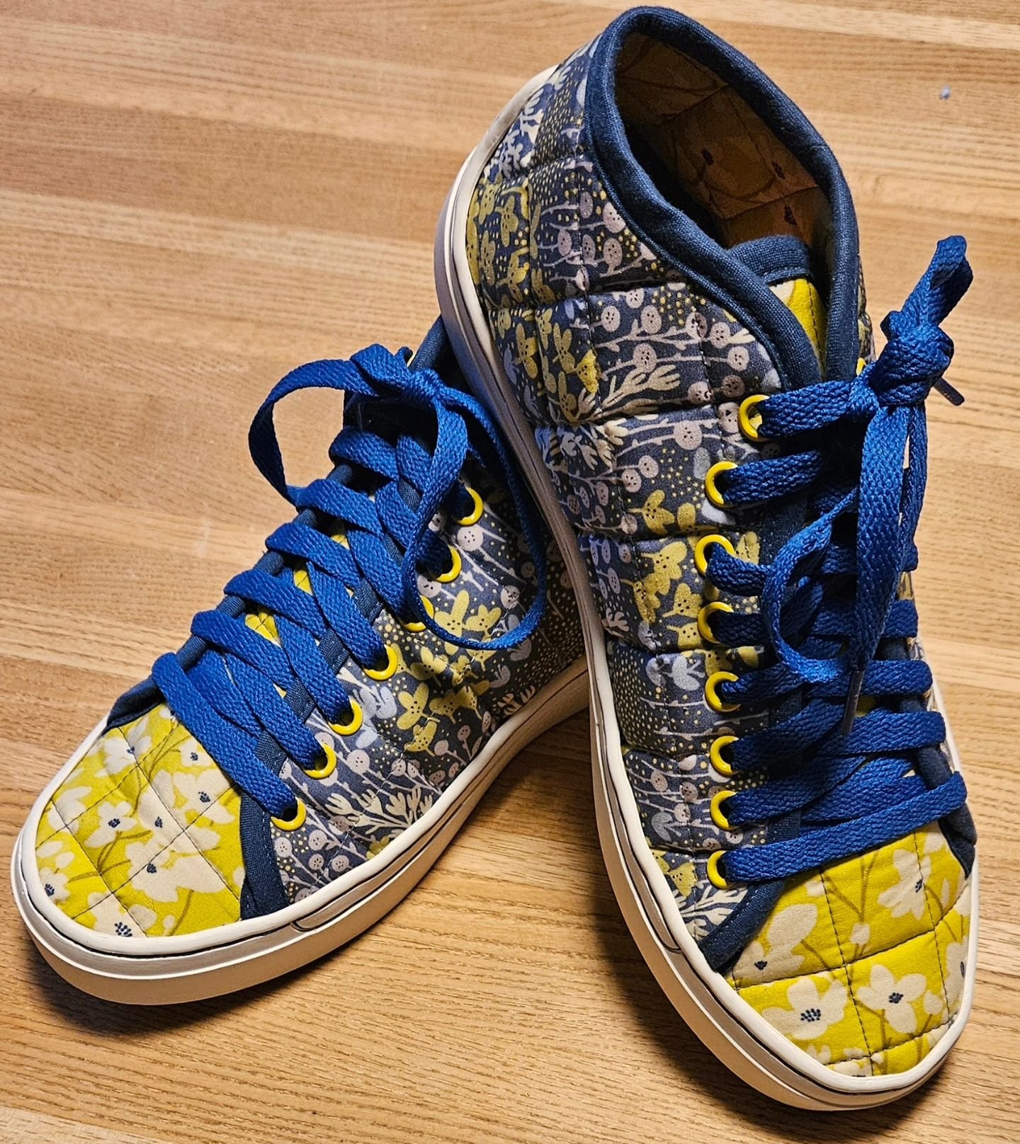 Fresh Linen by @katie_oshea_design for @artgalleryfabrics.
Happy Feet! Quilted Sneakers by Bucklebee. 

Check our Events page for class info.
Sole shipment is just days away.

#sew #quilt #sewsewsew #quiltylove #sewingfun #sewingclass #imadethis #mak