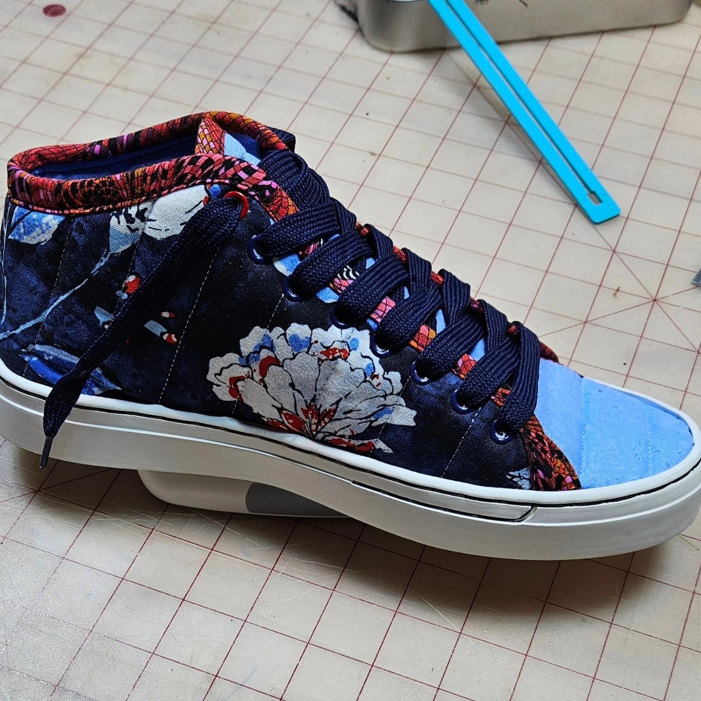 Some student makes from our classes yesterday and Sunday at @leatherschoolchicago! I was surprised and happy that Ann from @parkbenchquiltshop was in the house--it's always a treat meeting our stockists in person. Her sneakers are in the fourth pic!
