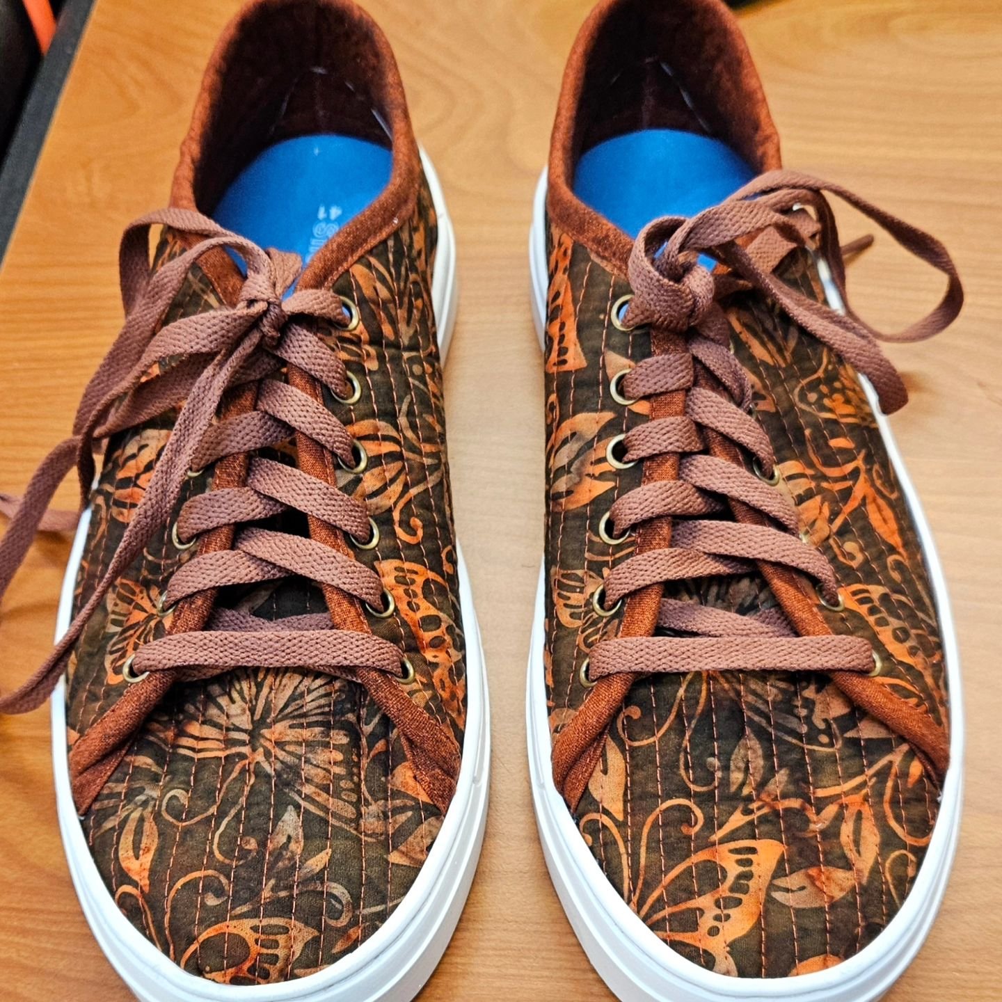 .....psssssssssst......
sole drop alert!⚠️⚠️⚠️

You can make Happy Feet! Quilted Sneakers as beautiful as this student-made pair from our class in Midlothian, VA this past weekend! 
Grab a kit while we've got them! 

#sew #quilt #sewingclasses #sewse