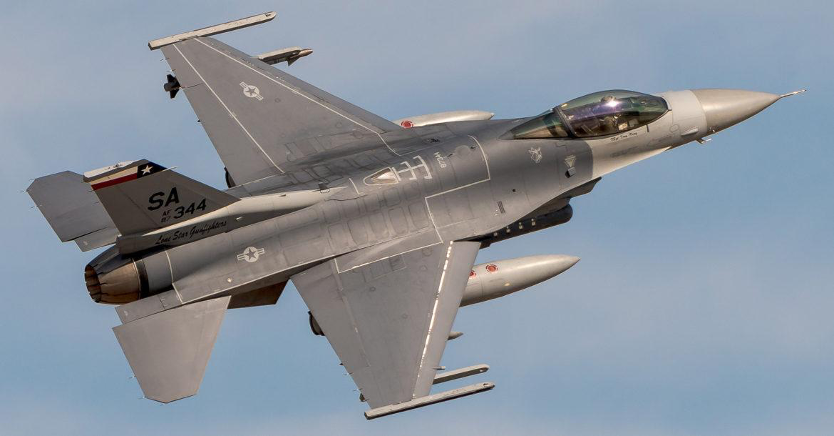 A US Air National Guard F-16 Fighting Falcon above Hill Air Force Base, Utah, August 17, 2017. Image: Scott Wolff