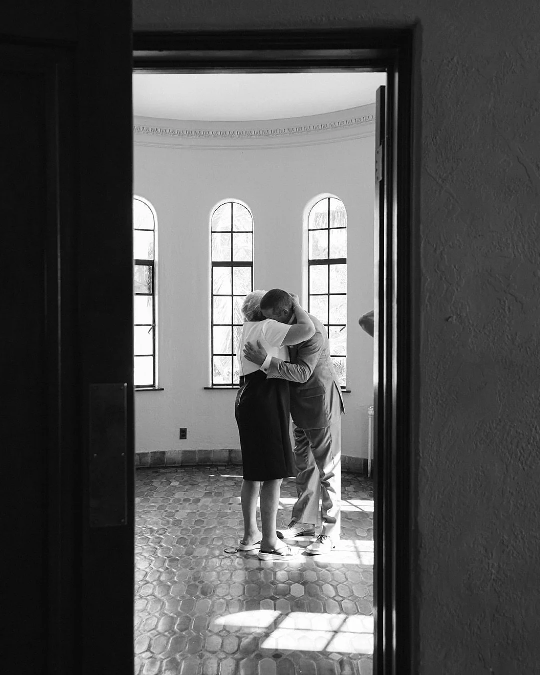 Some of my favorite black and white moments of Samantha &amp; Bill&rsquo;s day ✨