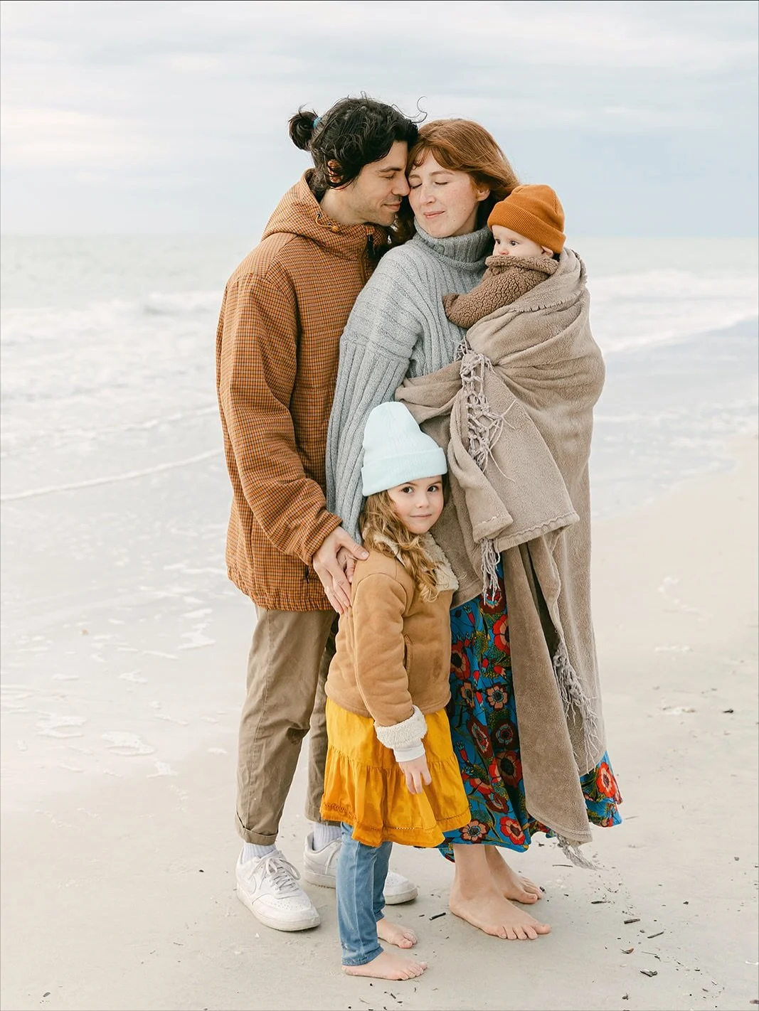 A little reminder that yes, even in winter, the beach is still the perfect place to run, snuggle up with your favorite people and watch the sunset 🫶