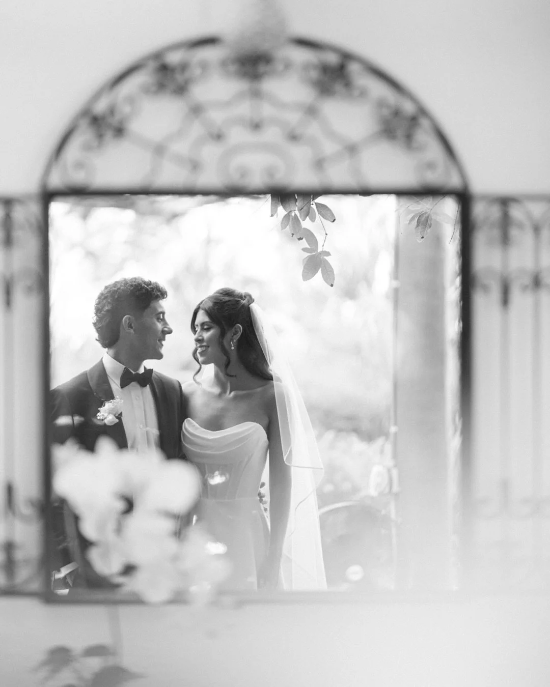 The dreamiest wedding day with these two surrounded by their closest friends and family. Congratulations Andrea &amp; Charlie ❤️

Elopement Planners @chantillychiccelebrations 
Venue @delfaverooasis 
Photography @jessicacruzphotos 
Florist @floristfi