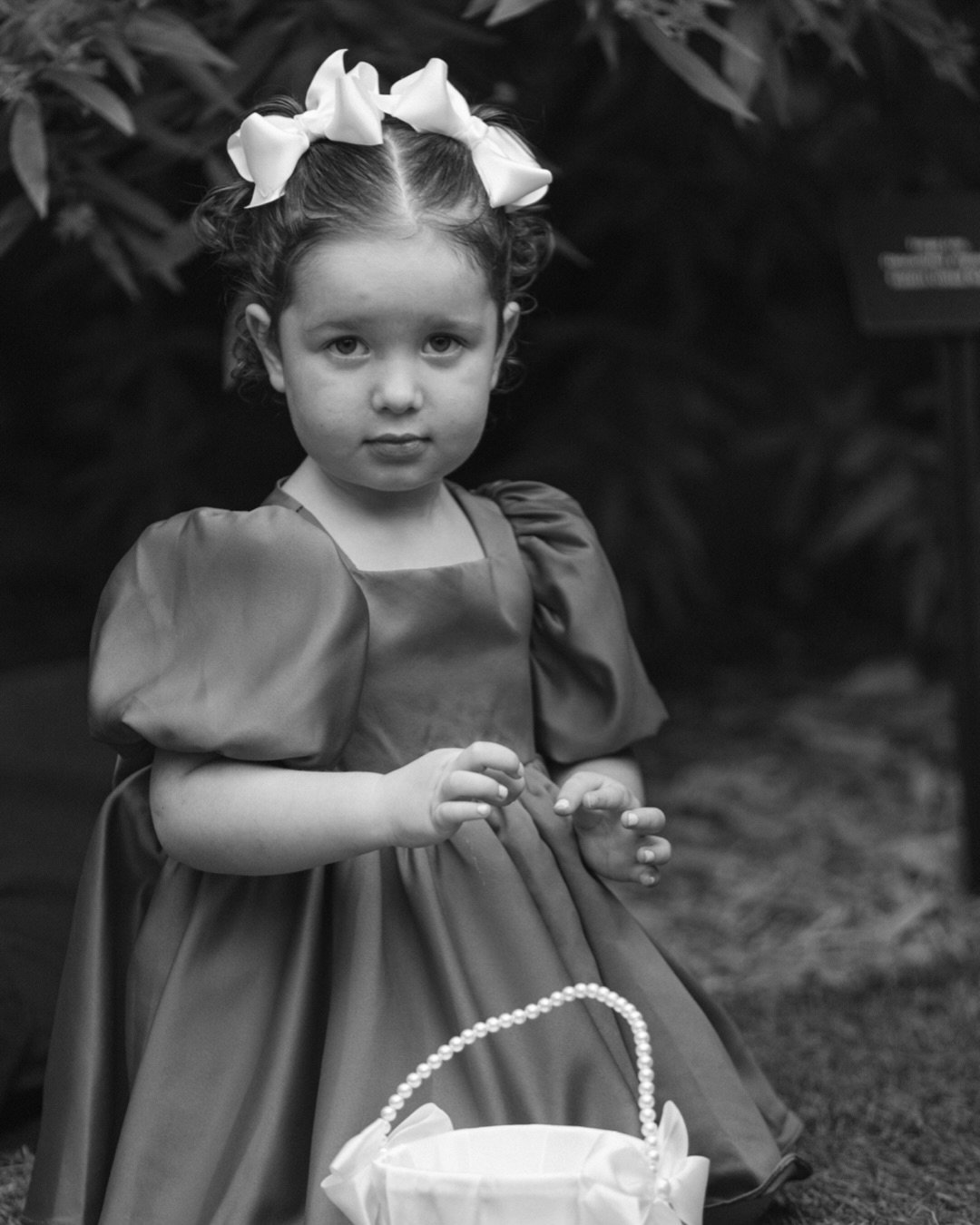 Wrapped up the 2025 wedding season with Annie and Cooper, surrounded by their favorite people. The dreamiest day and nonstop smiles while going through these sneaks. 🥹❤️

Vendor Team:
@jessicacruzphotos 
@sunkengardensstpete 
@leighandcoevents 
@hay