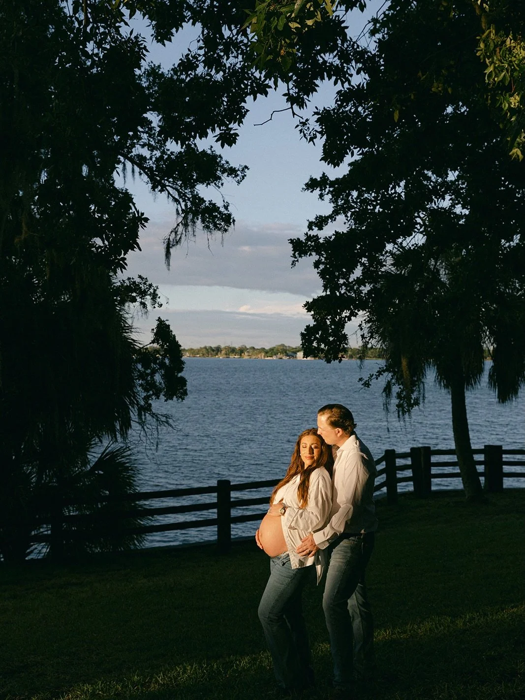 Maternity sessions don&rsquo;t have to feel like a formal production. Sometimes the best frames are just walking by the water, leaning into the golden hour light and daydreaming of all the moments you will share as a family 🥹

Loved every minute of 