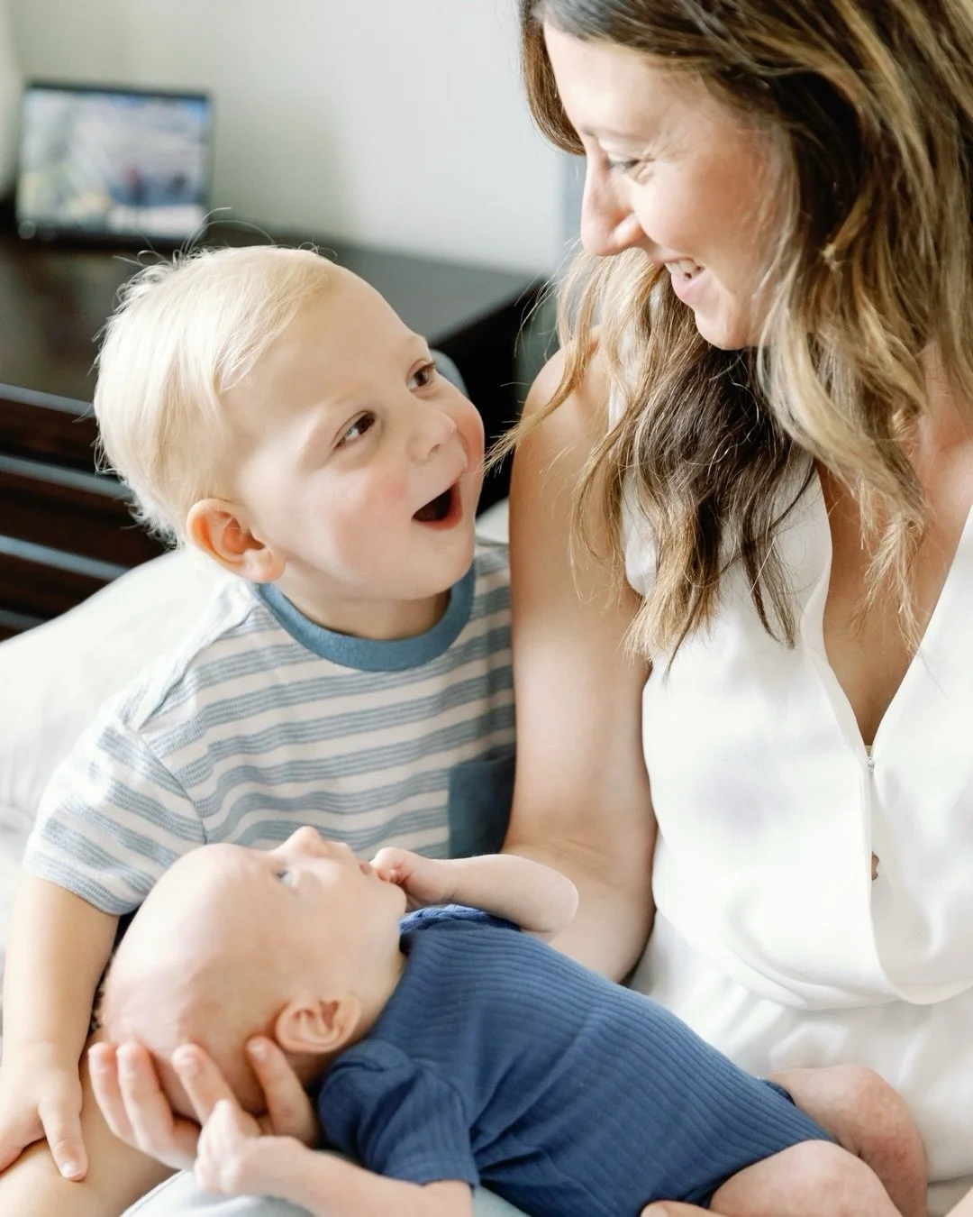 Welcome Home, Cooper! 🥹 Big brother James took his new job very seriously, complete with the sweetest handwritten sign, extra gentle kisses and making sure baby Cooper got in on golf practice early. 😍